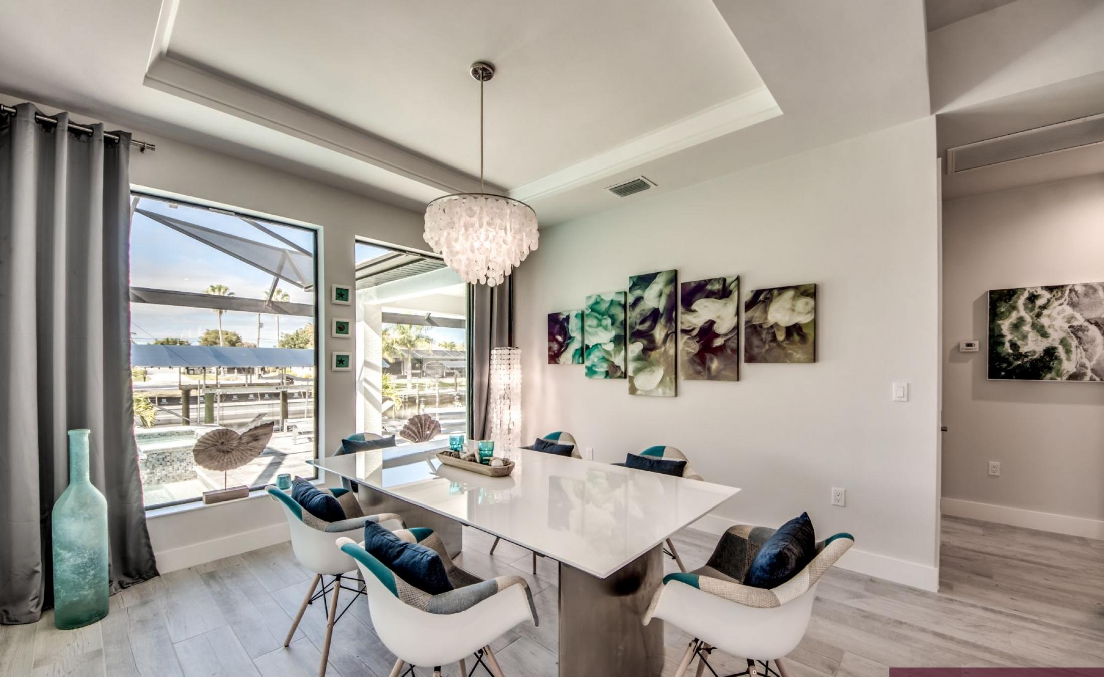 Privates Bootsdock mit Bootslift am Wasserkanal in Westlage.