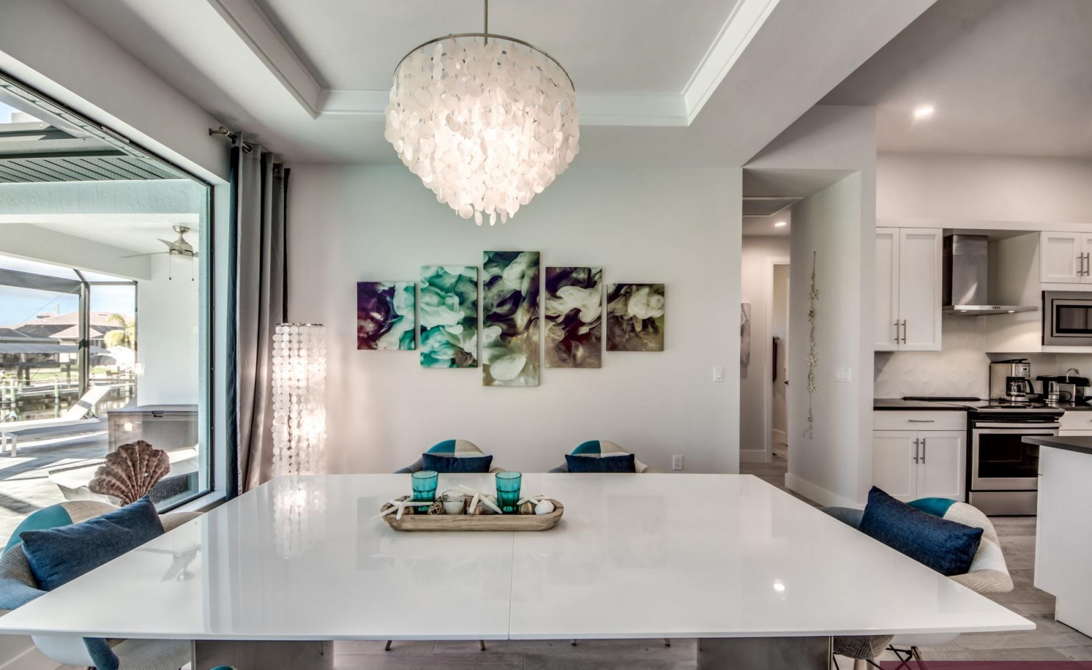 Stilvolle Villa am Wasser mit privatem Dock, Bootslift sowie Pool und Spa.