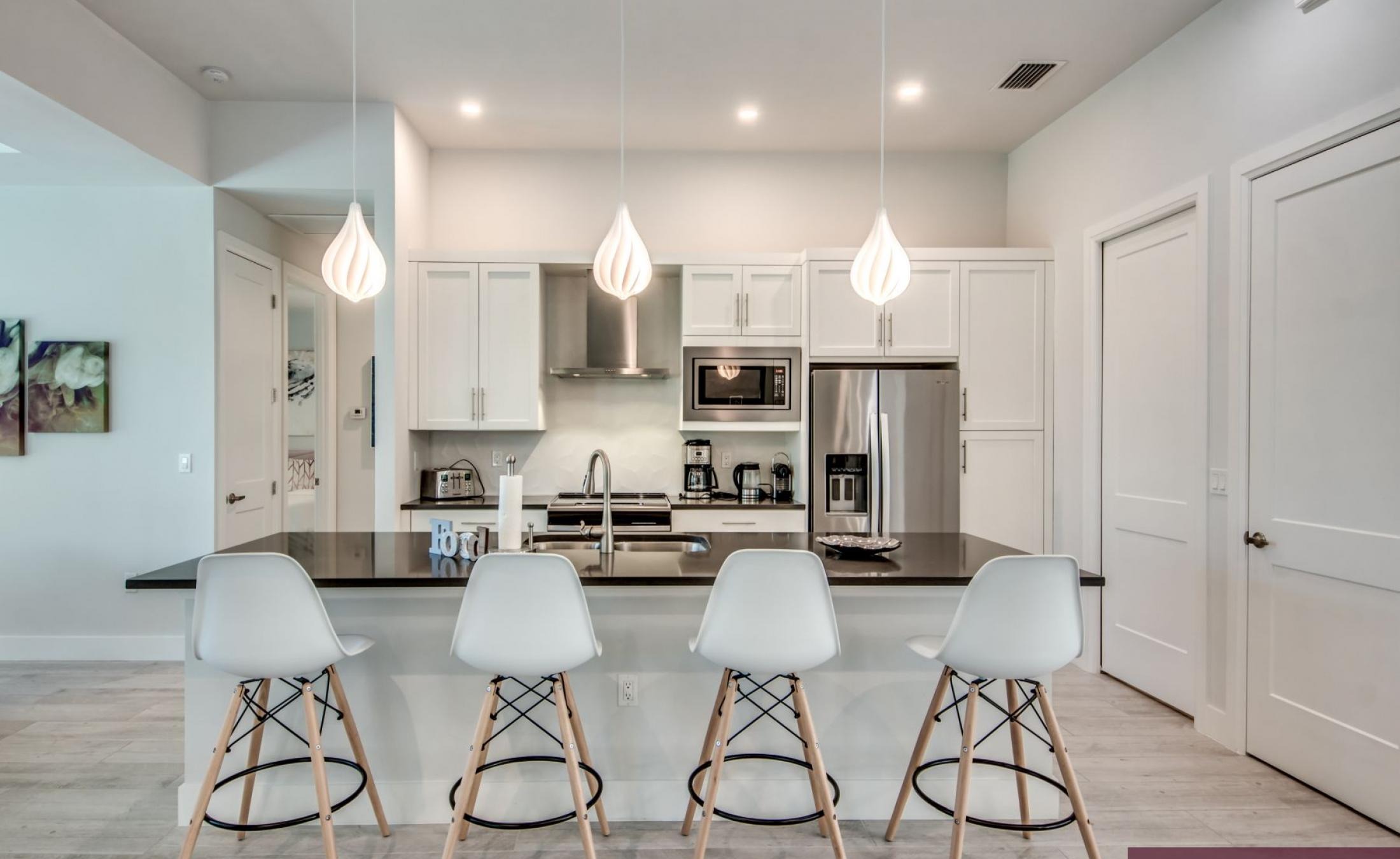 Außenansicht der Villa am Wasser mit privatem Bootsdock und Bootslift bei Sonnenuntergang.