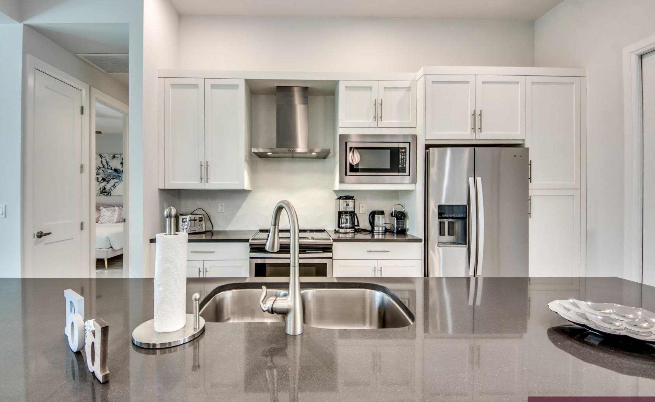 Privates Bootsdock mit Bootslift am Kanal (Gulf Access).