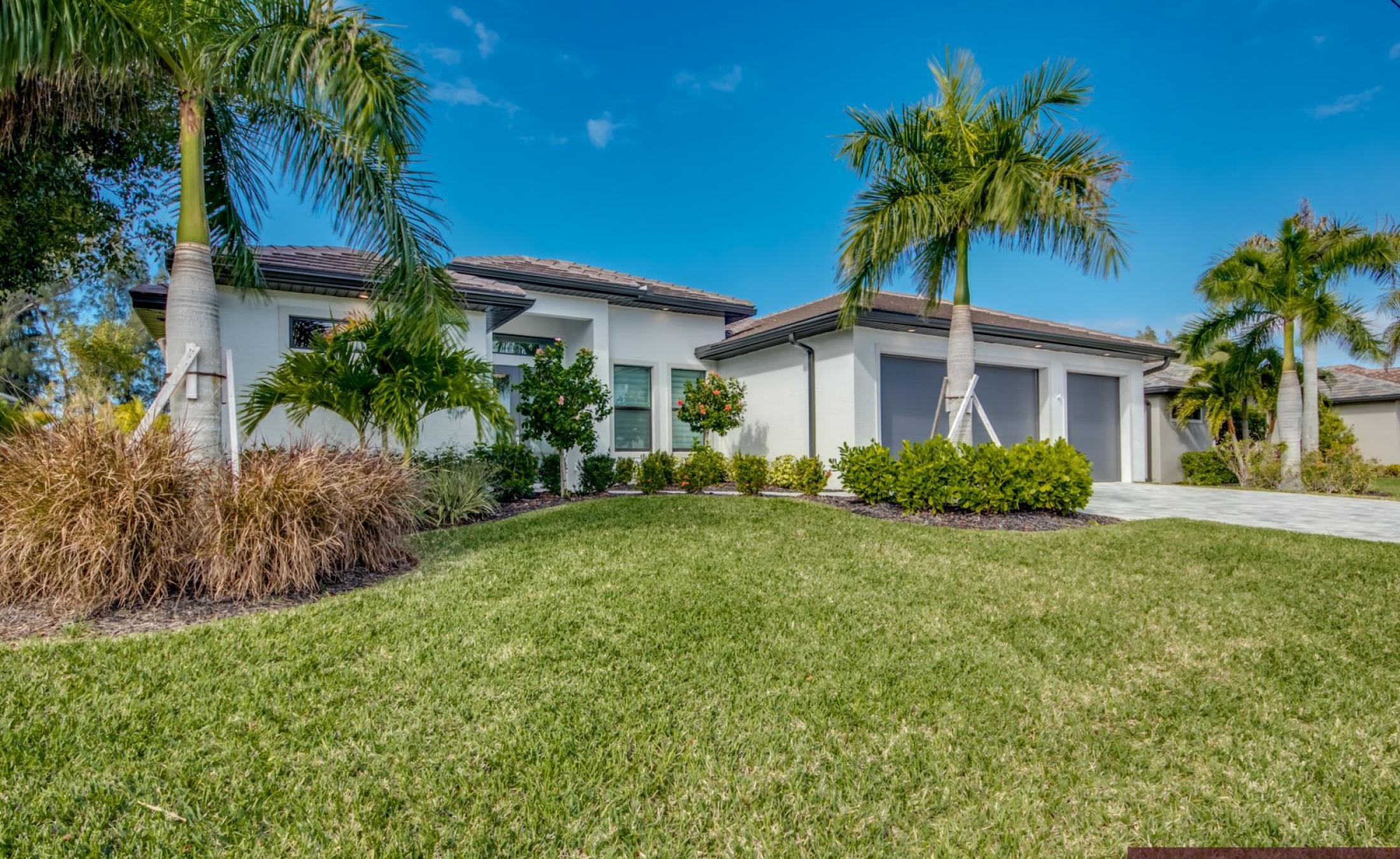 Villa am Wasser mit privatem Bootsdock und Bootslift in Westlage.