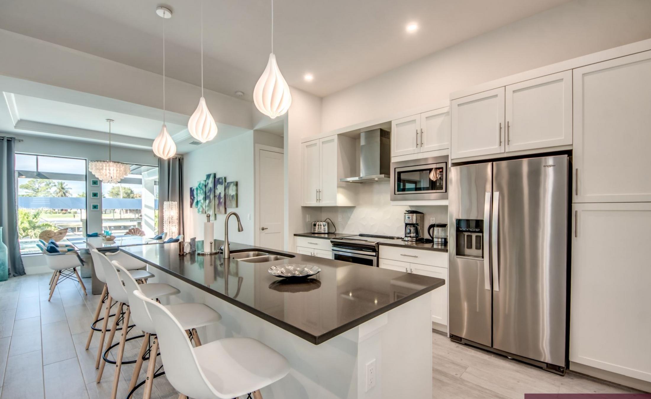 Poolbereich mit Spa und Blick auf den Kanal, privates Bootsdock mit Lift.