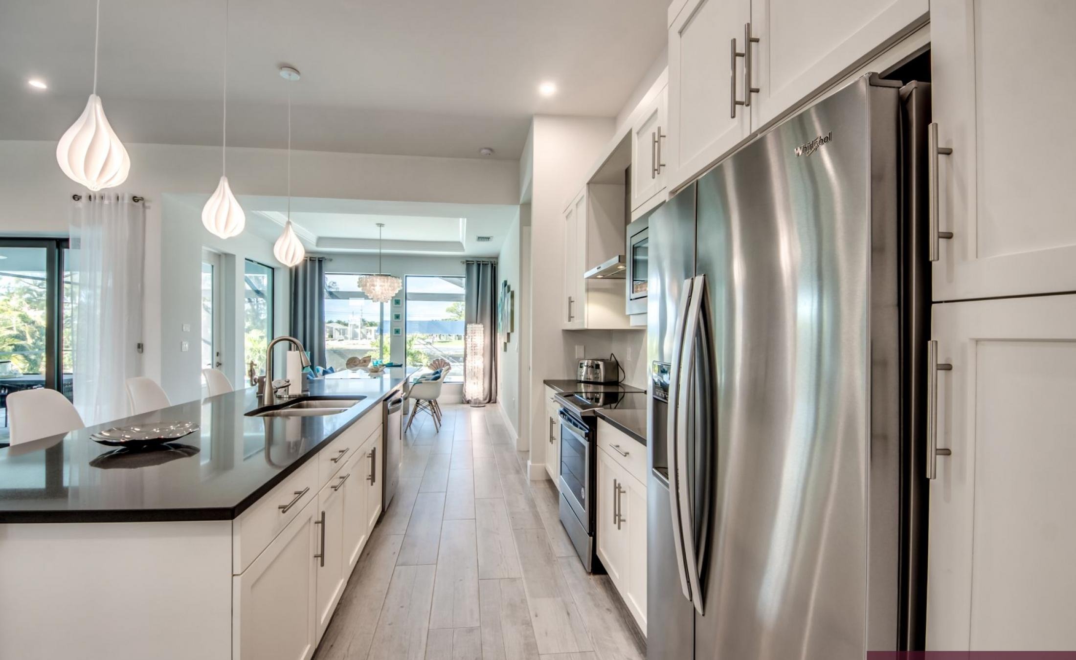 Privates Bootsdock mit Bootslift am Kanal in Westlage.