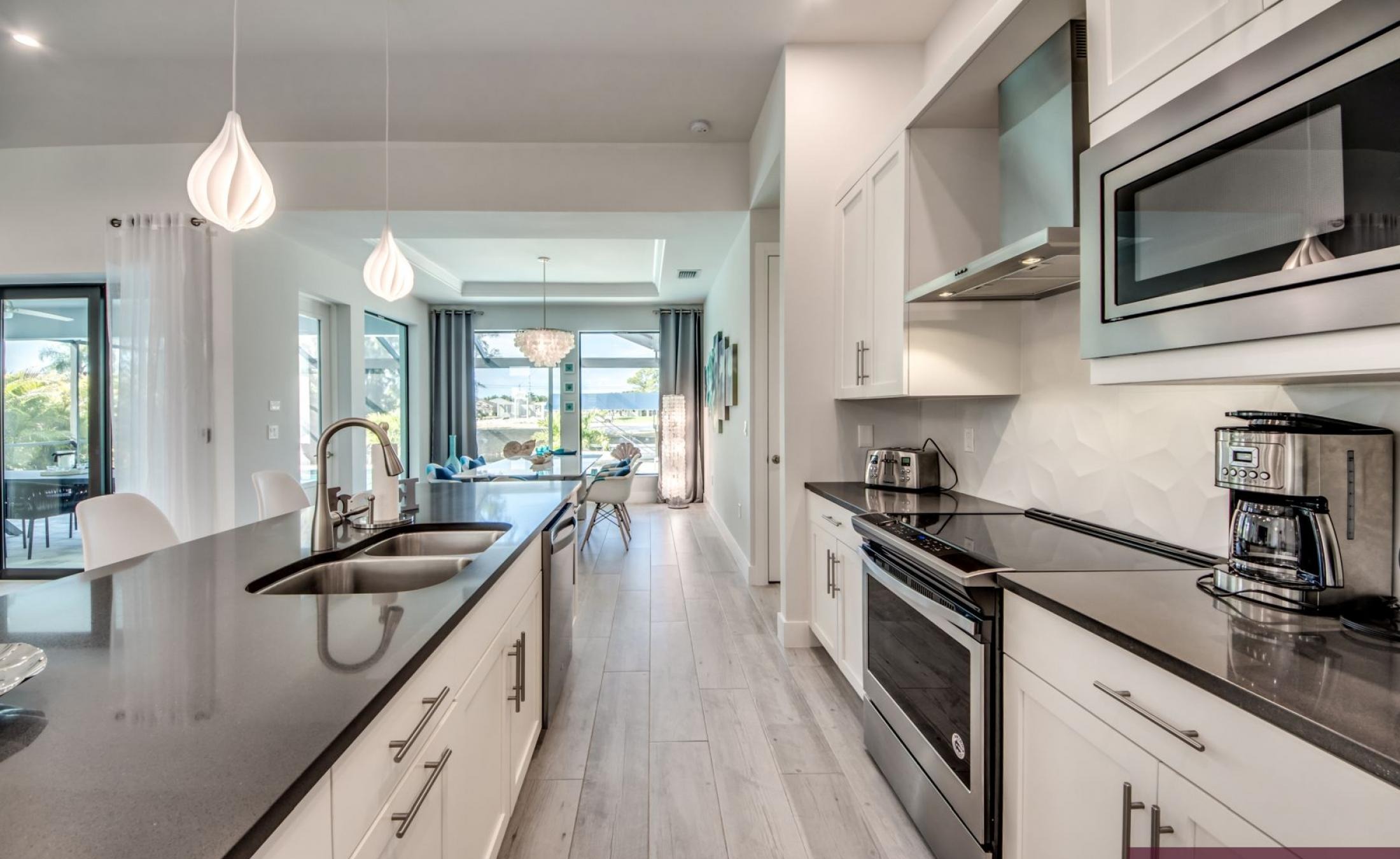 Wasserlage mit privatem Bootsdock und Bootslift am Kanal.