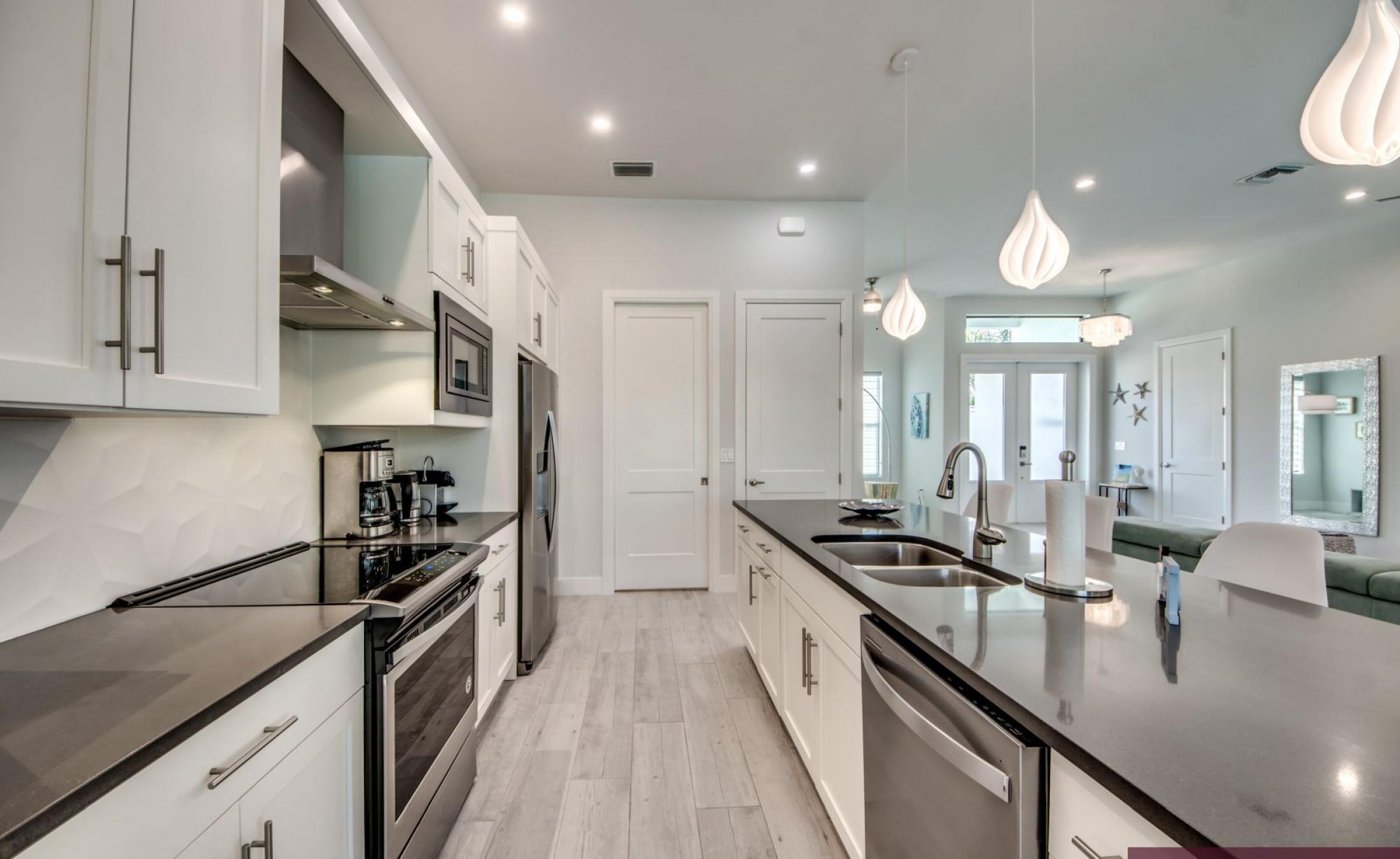 Blick auf das Wasser mit privatem Bootsdock und Bootslift in Westlage.