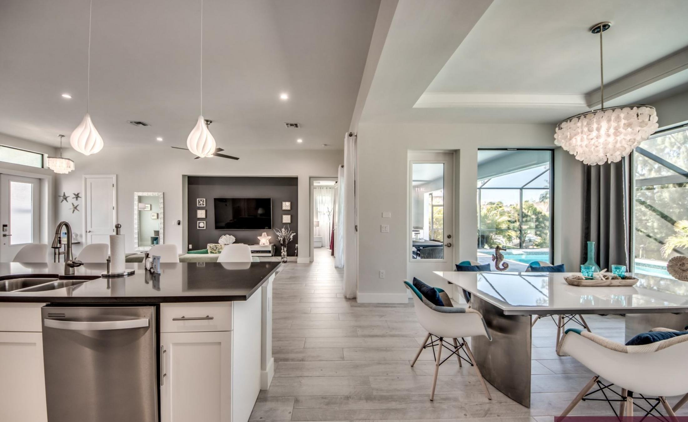 Privates Bootsdock mit Bootslift am Kanal in Westlage.