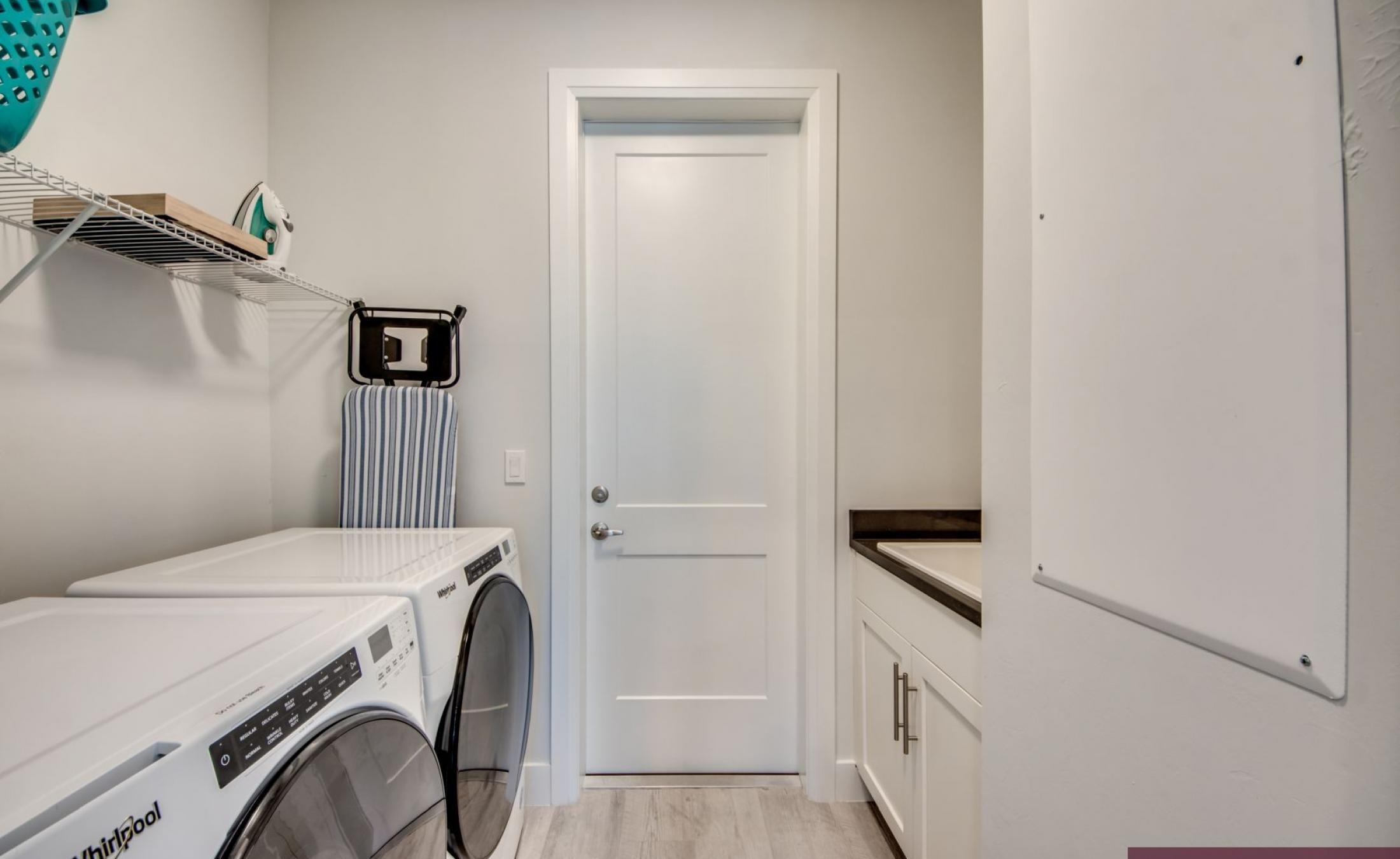 Villa am Wasser mit privatem Bootsdock und Bootslift bei Sonnenuntergang.