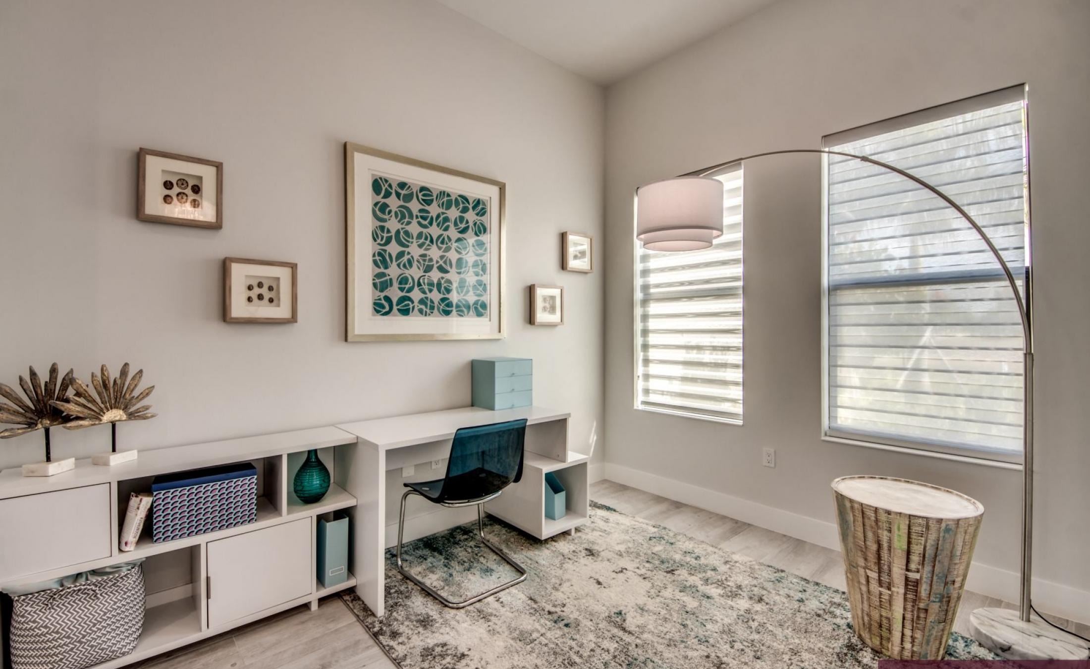 Villa am Wasser mit privatem Bootsdock und Bootslift bei Sonnenuntergang.