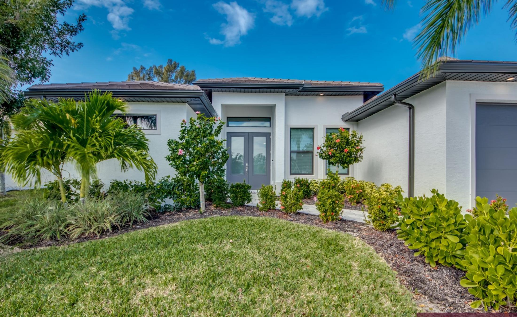 Villa am Wasser mit privatem Bootsdock und Bootslift.