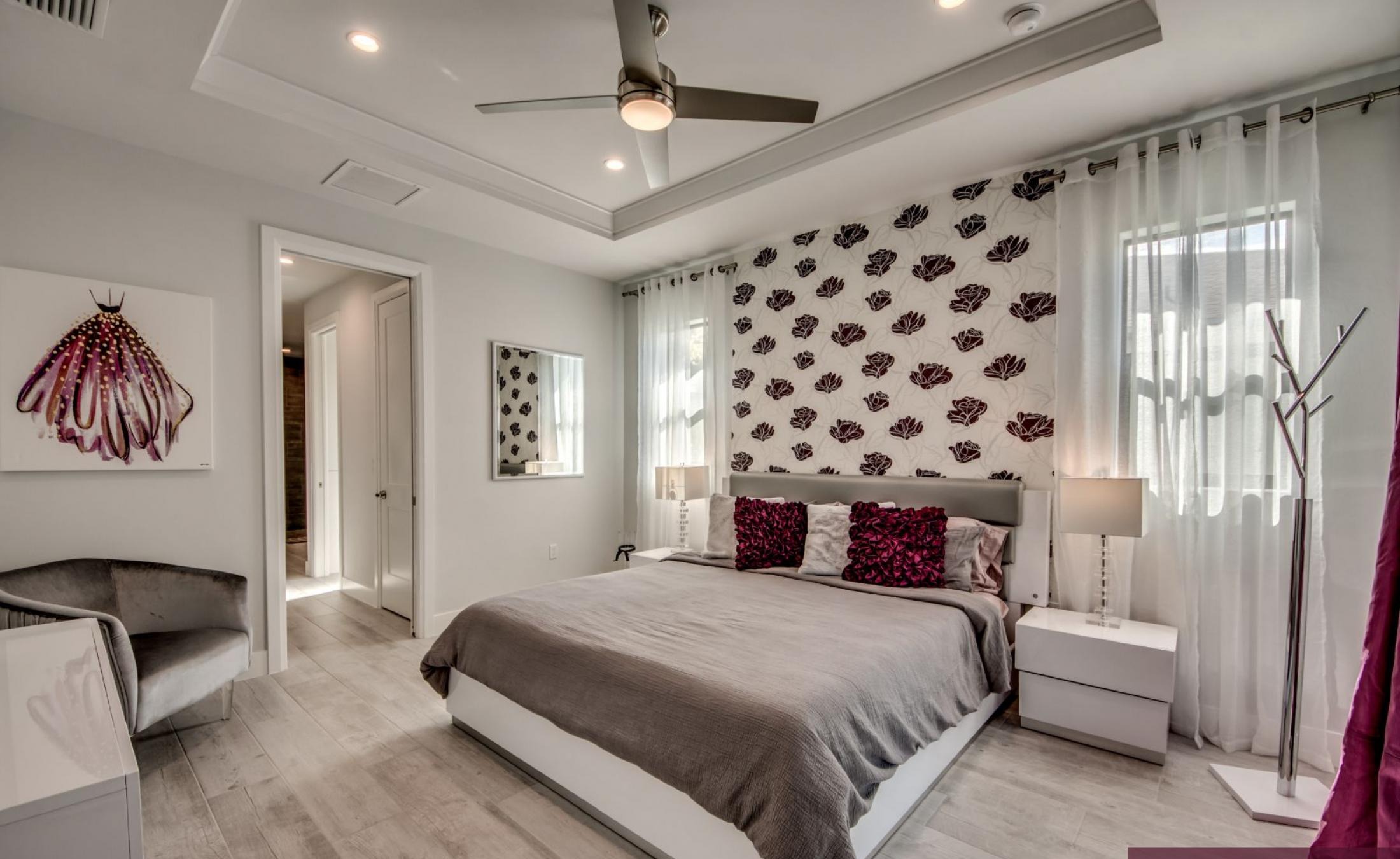 Waterfront-Lage mit privatem Bootsdock und Bootslift bei Sonnenuntergang.