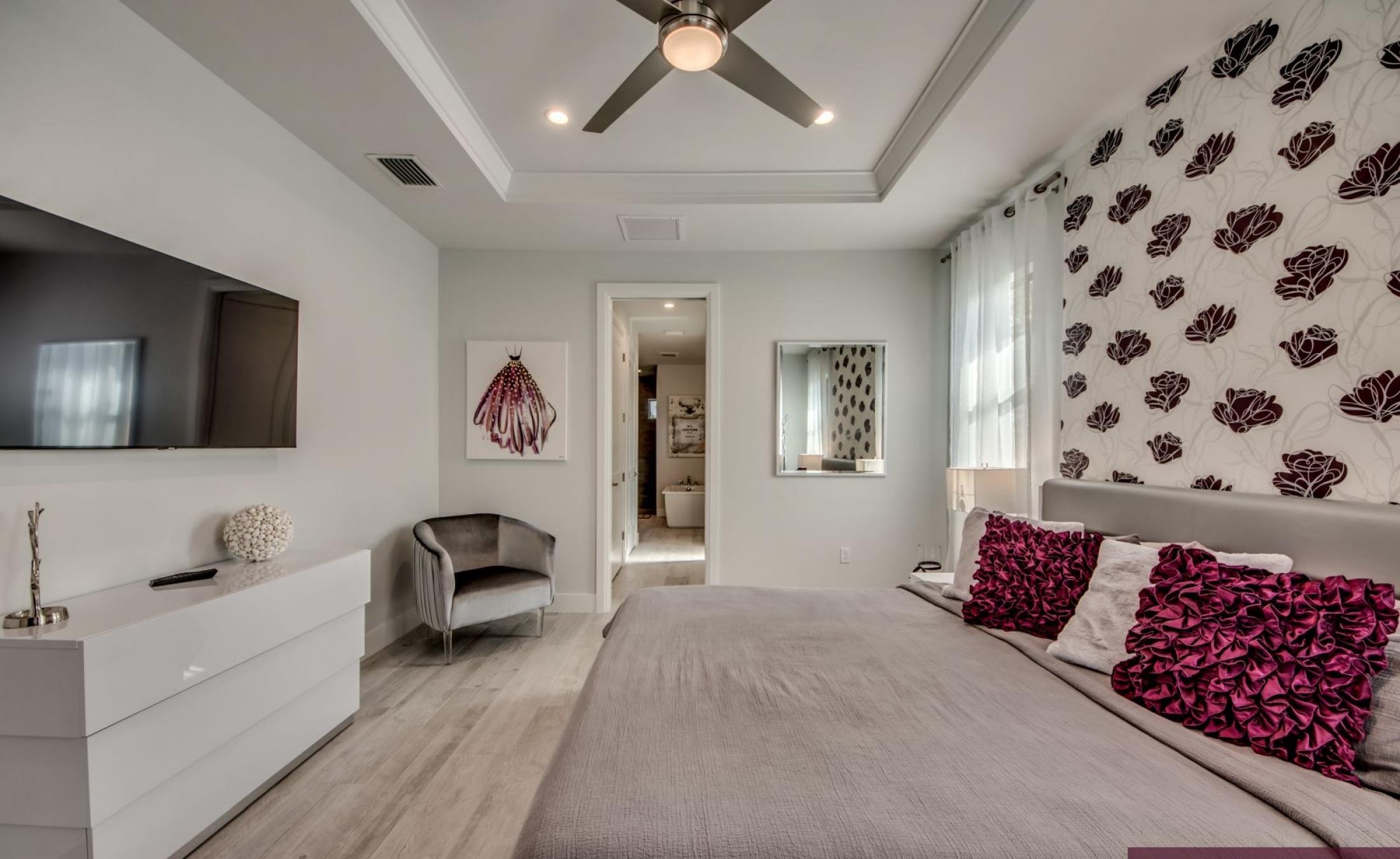 Privates Bootsdock mit Bootslift am Kanal (Gulf Access) in Westlage.