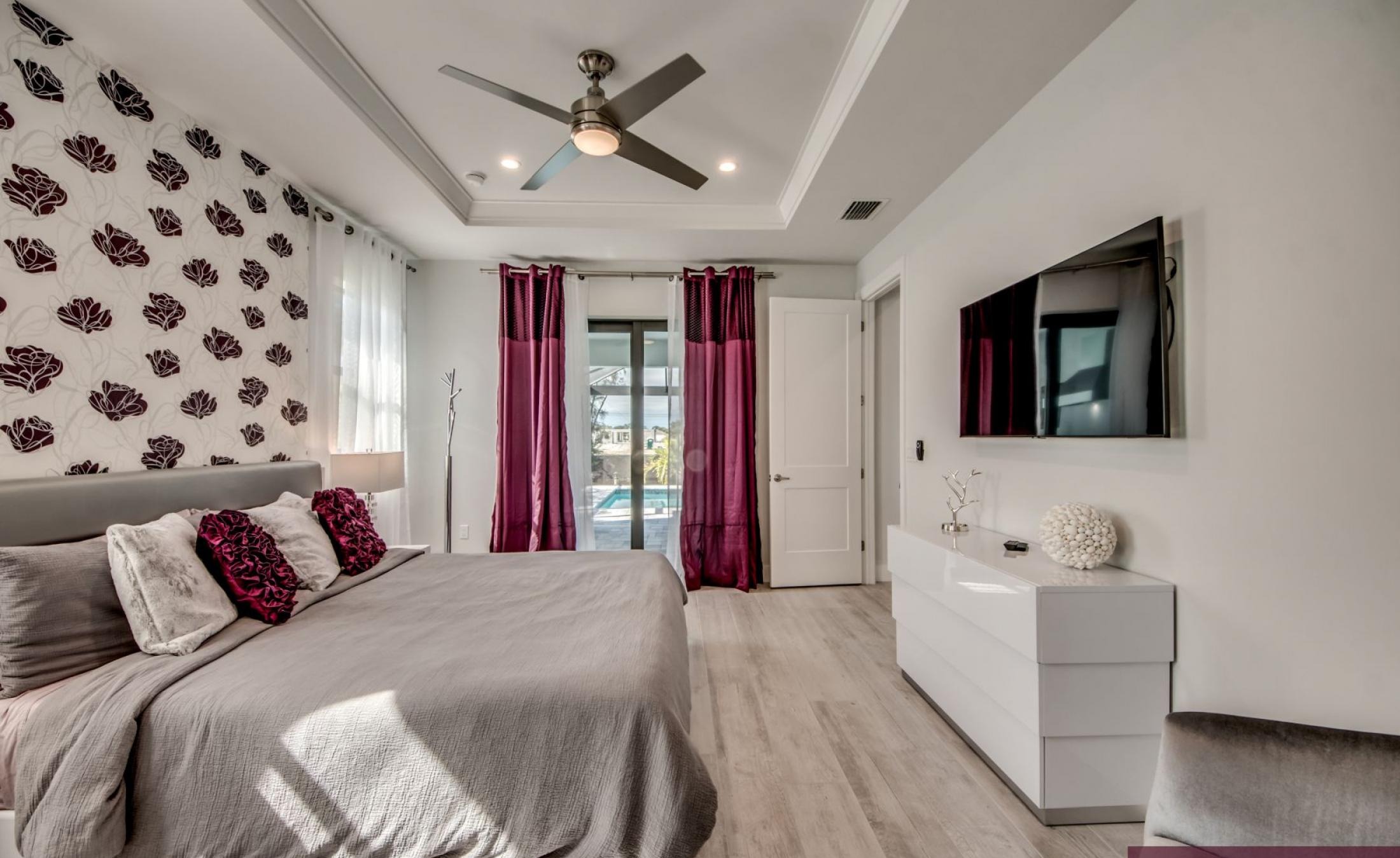 Villa am Wasser mit privatem Bootsdock und Bootslift bei Sonnenuntergang.