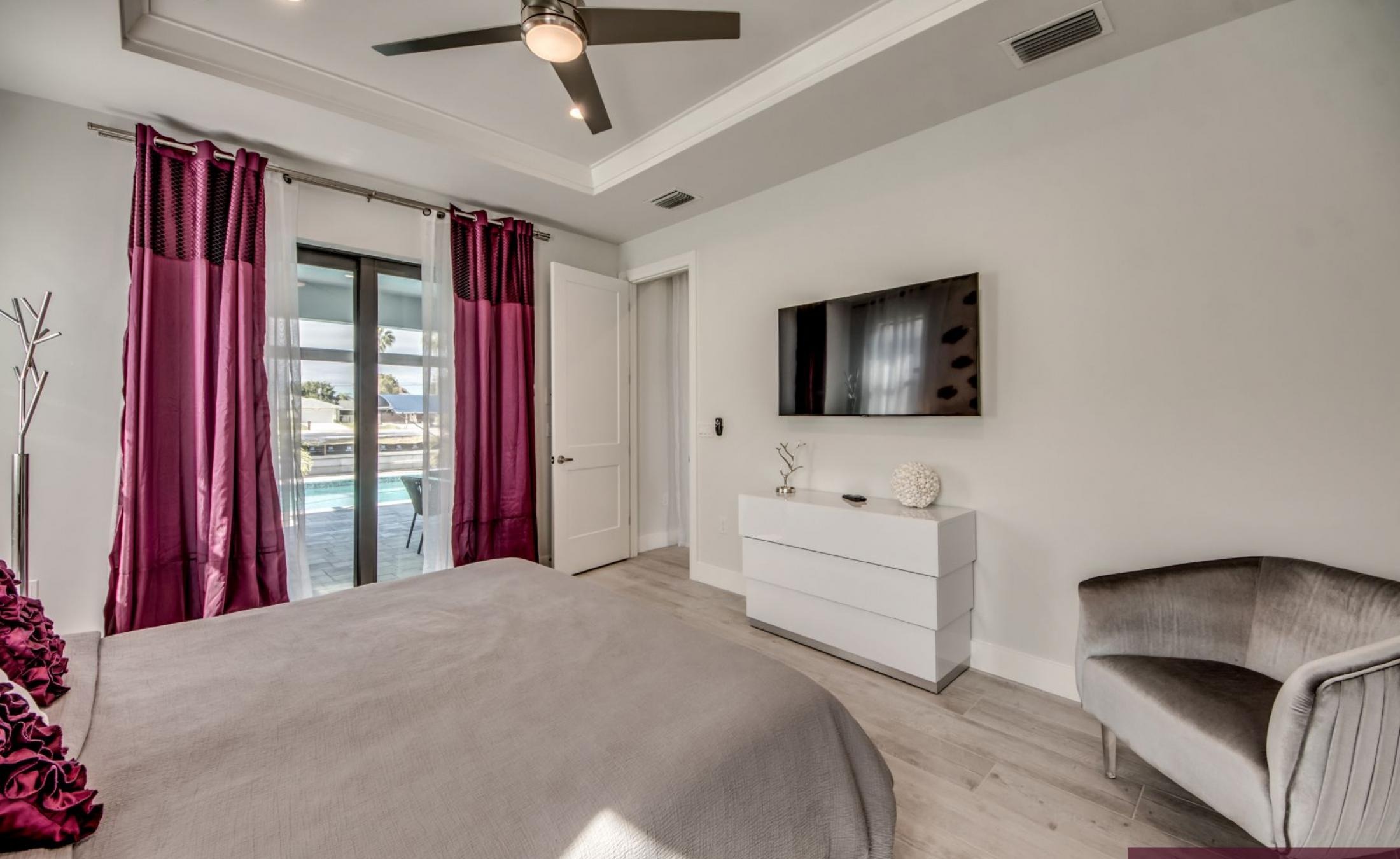 Privates Bootsdock mit Bootslift am Kanal (Gulf Access).