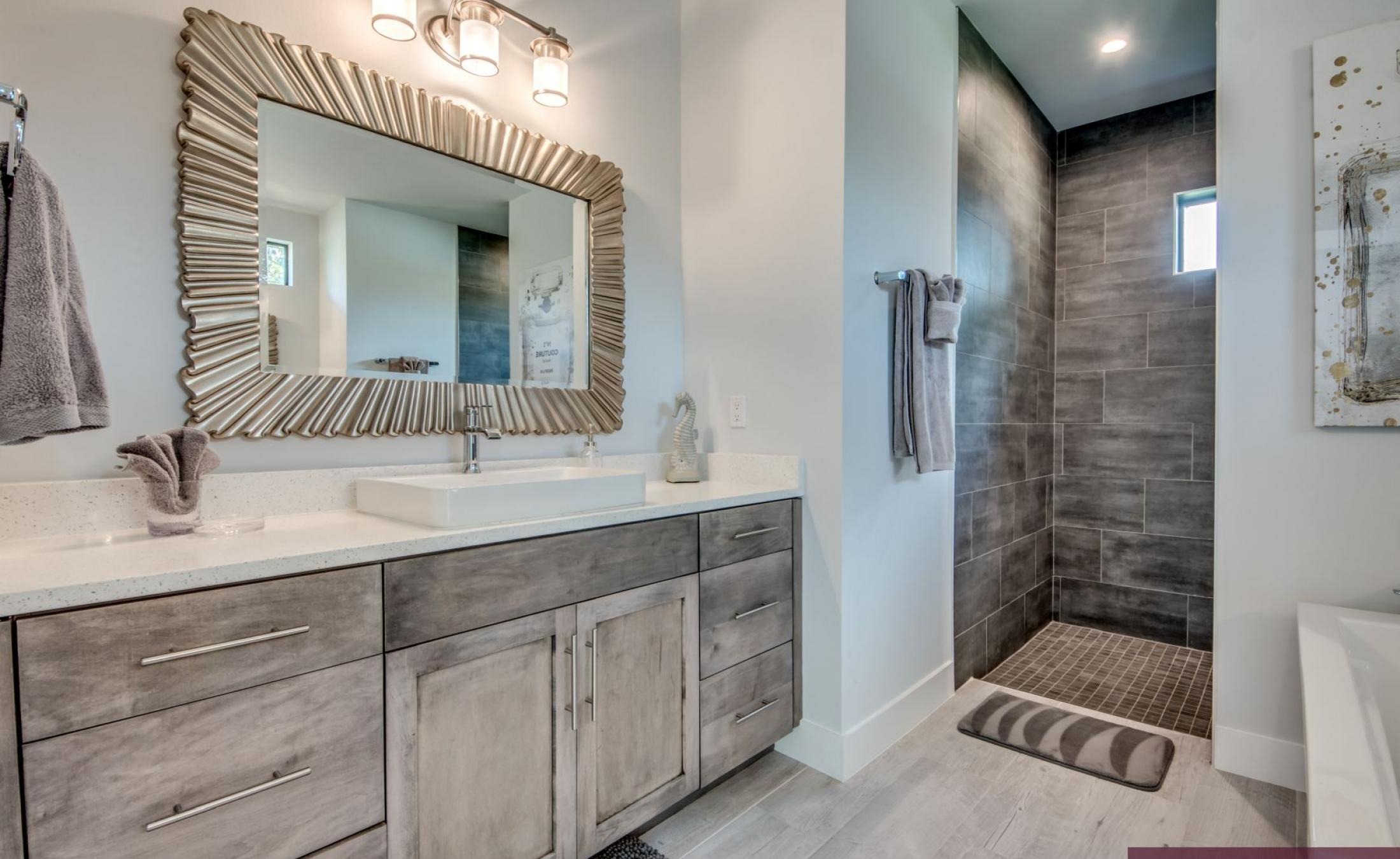 Außenansicht der Villa am Kanal mit privatem Dock, Bootslift sowie Pool und Spa.