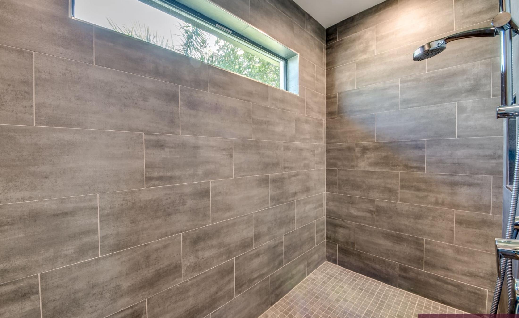 Außenansicht der Villa am Wasser mit Pool, Spa und privatem Bootsdock.