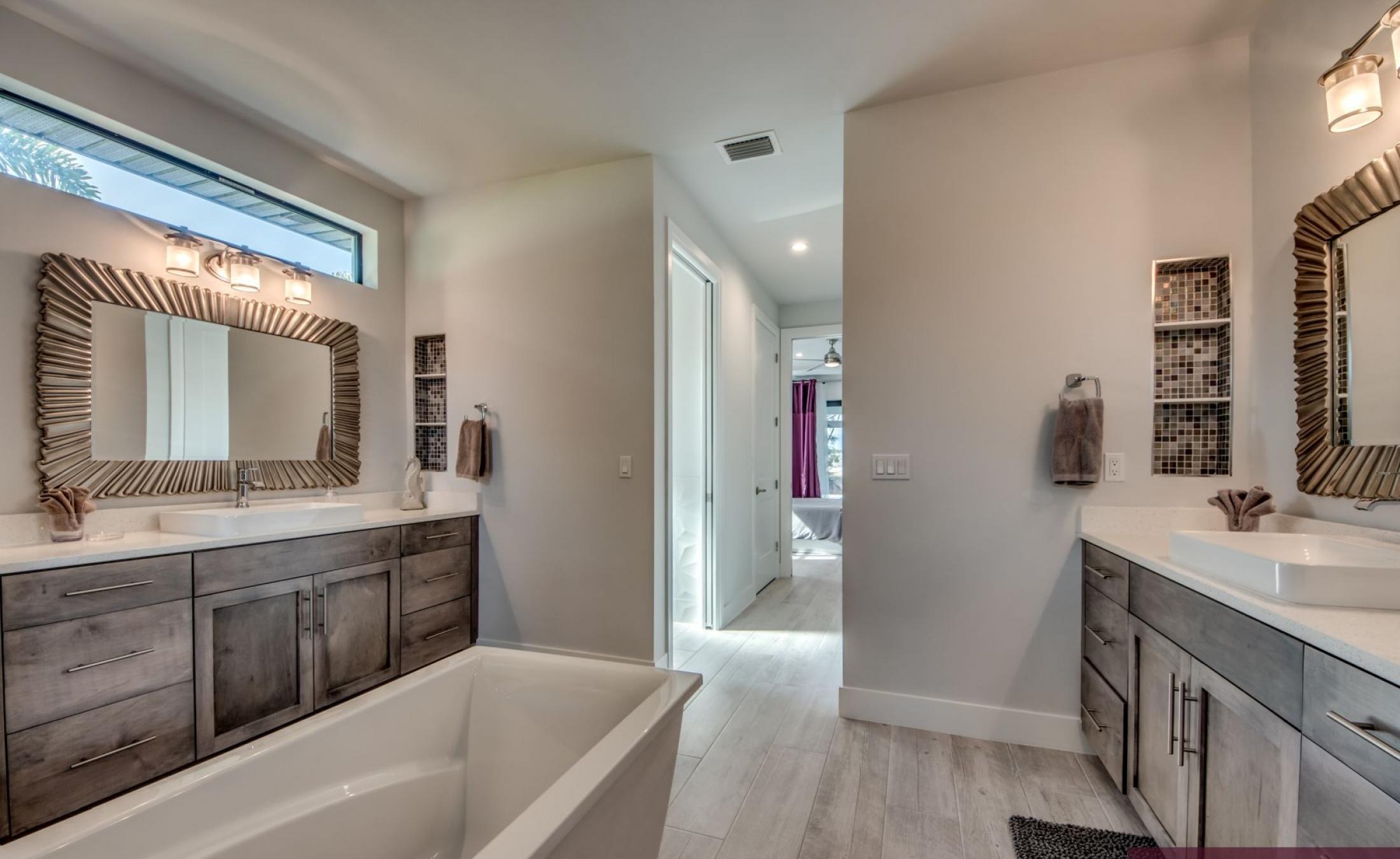 Villa am Wasser mit privatem Bootsdock und Bootslift.