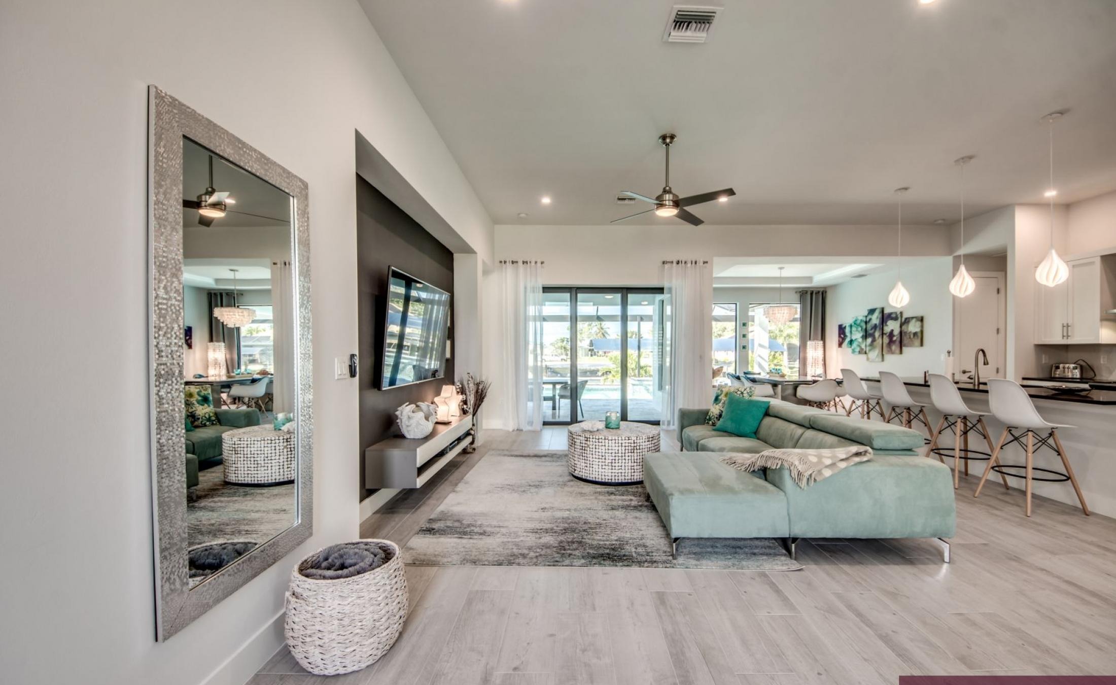 Villa am Wasser mit privatem Bootsdock und Bootslift.