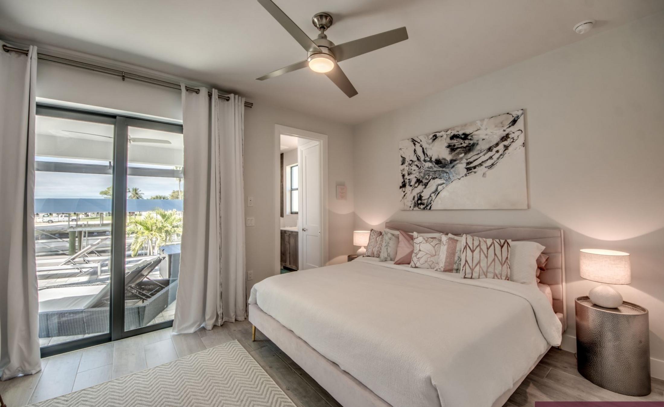 Außenansicht am Wasser mit privatem Bootsdock und Bootslift.