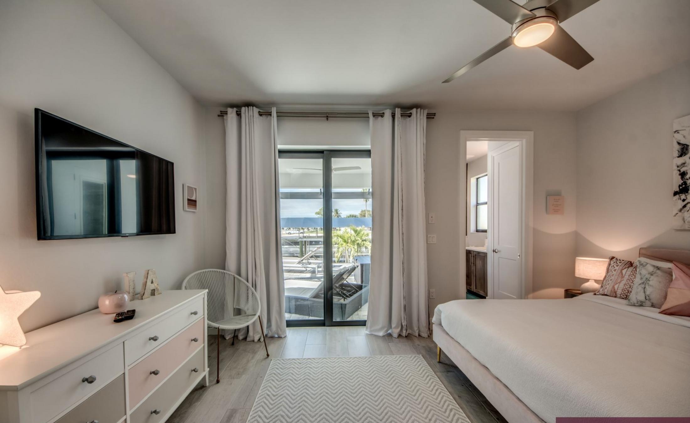 Pool- und Terrassenbereich am Wasser mit Spa, Bootsdock und Bootslift in Westlage.