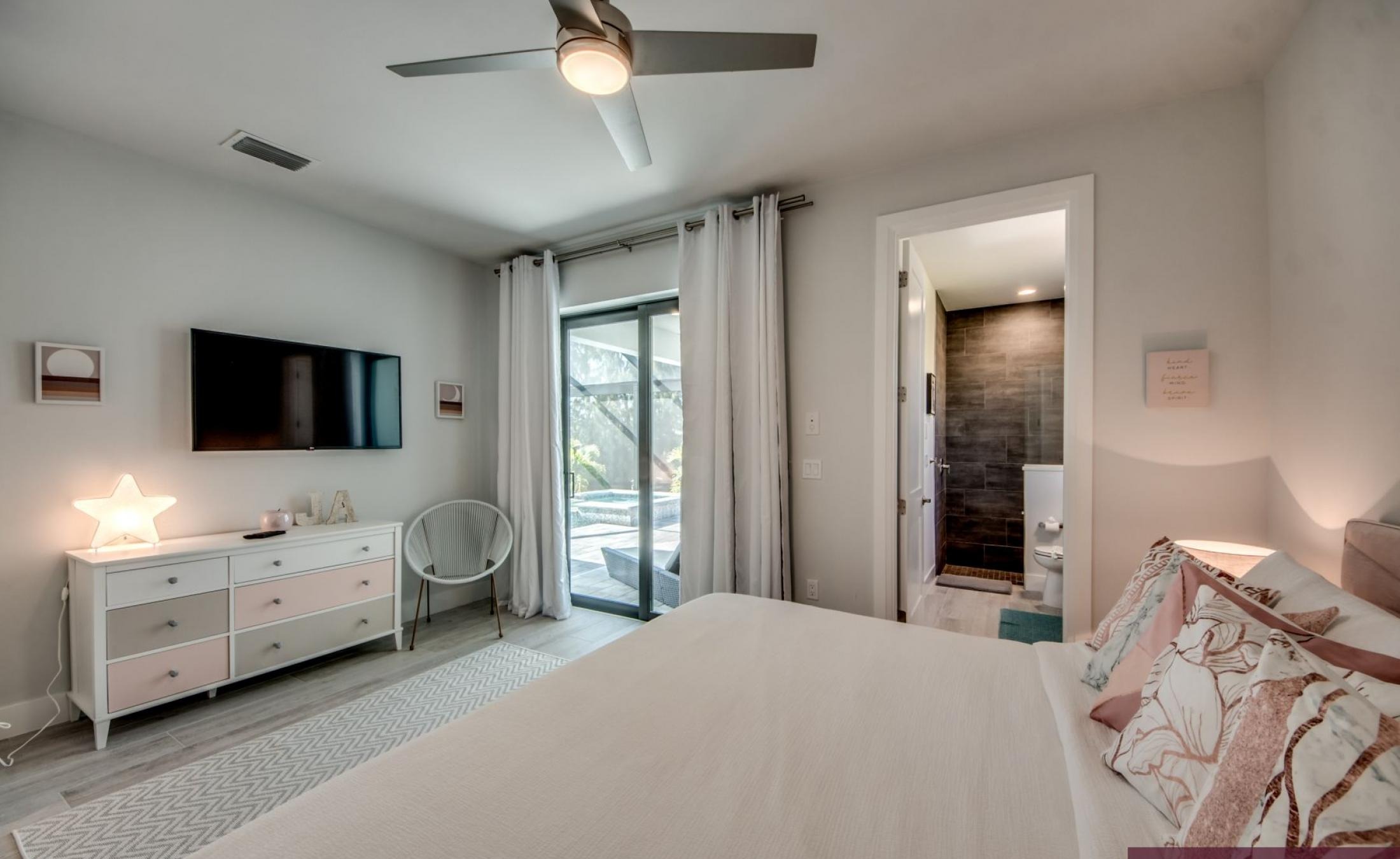 Privates Bootsdock mit Bootslift am Kanal (Gulf Access).