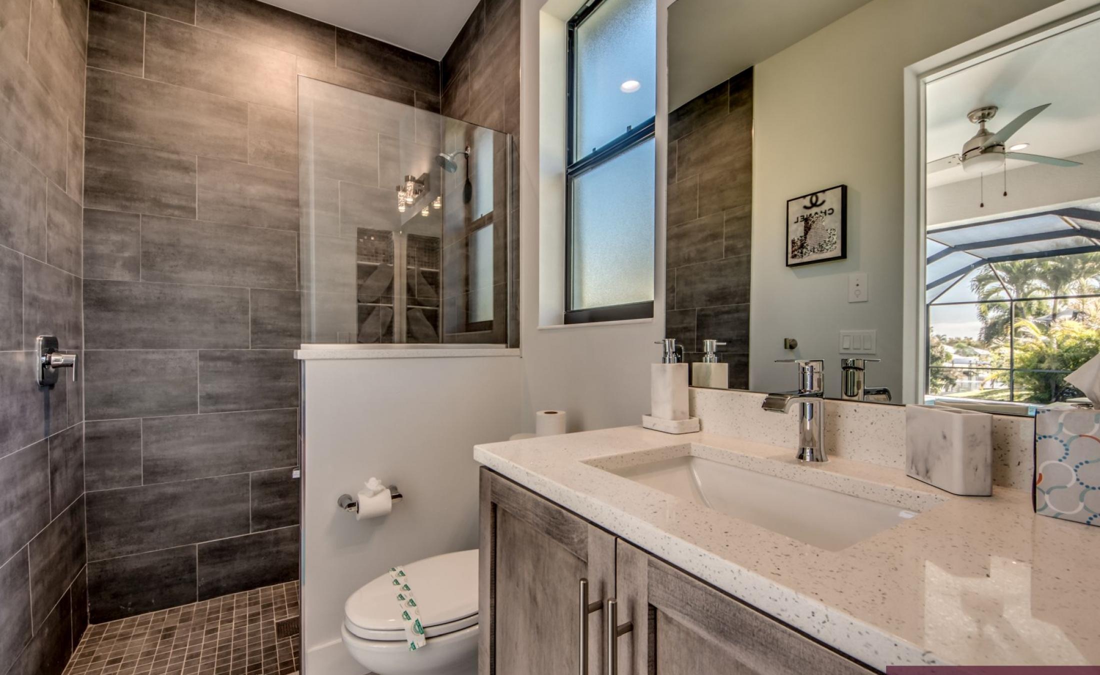 Bootsdock mit Bootslift am Kanal in Westlage.