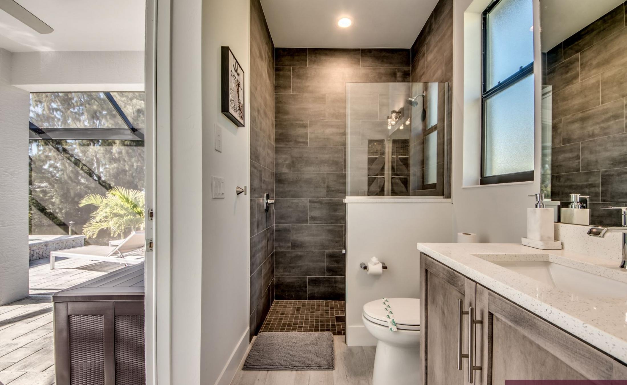 Privates Bootsdock mit Bootslift am Kanal in Westlage.