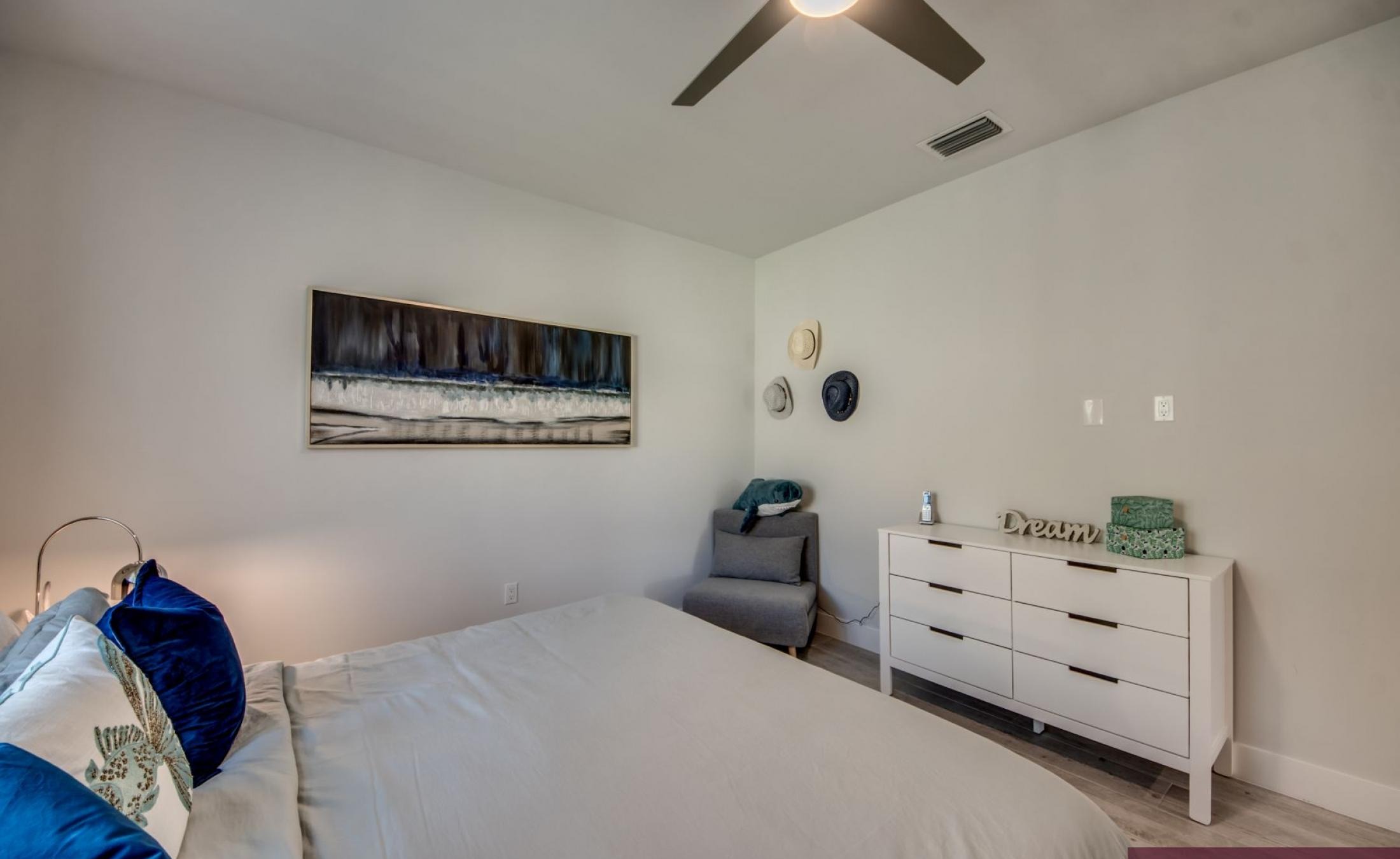 Elektrisch beheizter Pool mit Spa am Wasser, mit privatem Bootsdock und Bootslift.