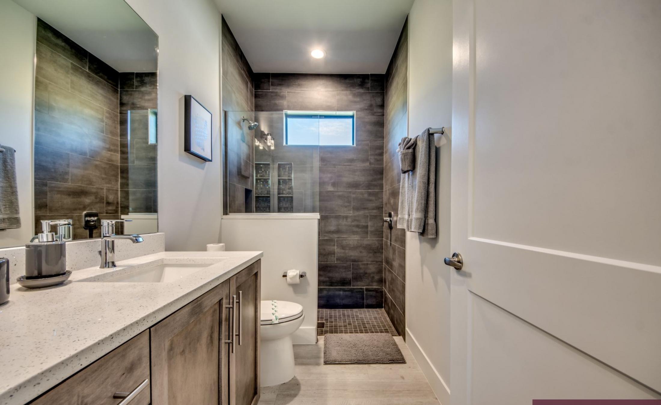 Villa am Wasser mit privatem Bootsdock und Bootslift bei Sonnenuntergang.