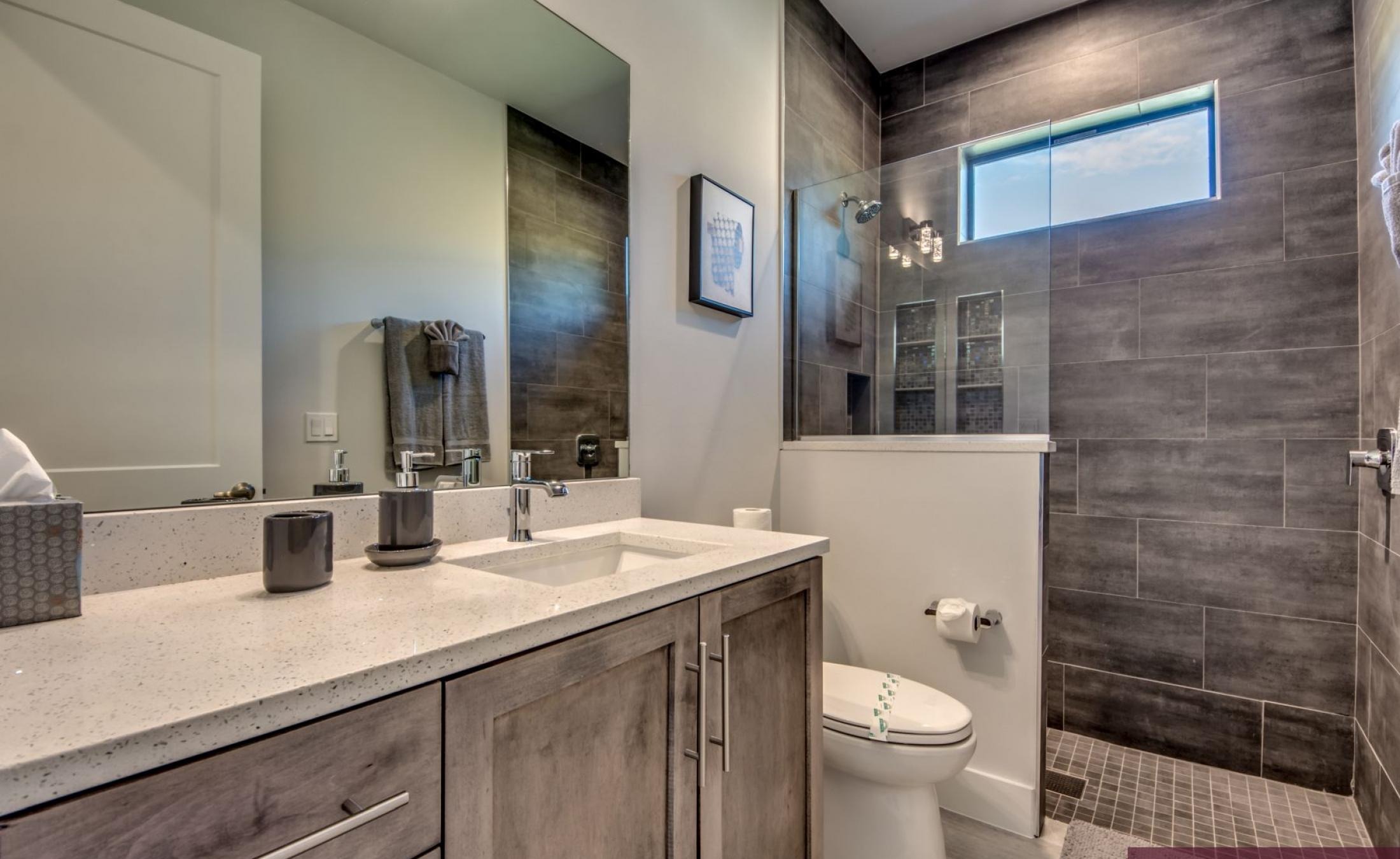 Pool- und Spa-Bereich am Wasser mit Blick auf den Kanal und privatem Bootsdock.