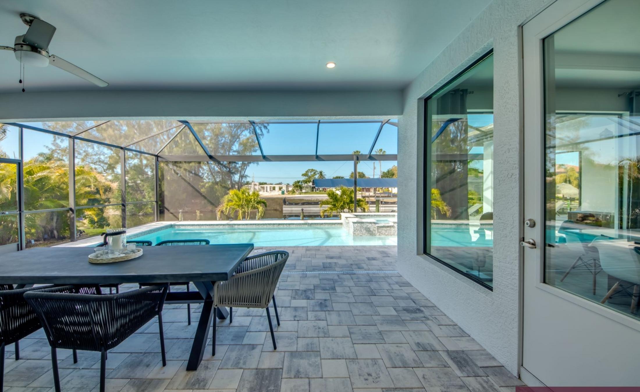 Villa am Wasser mit privatem Bootsdock und Bootslift in Cape Coral.