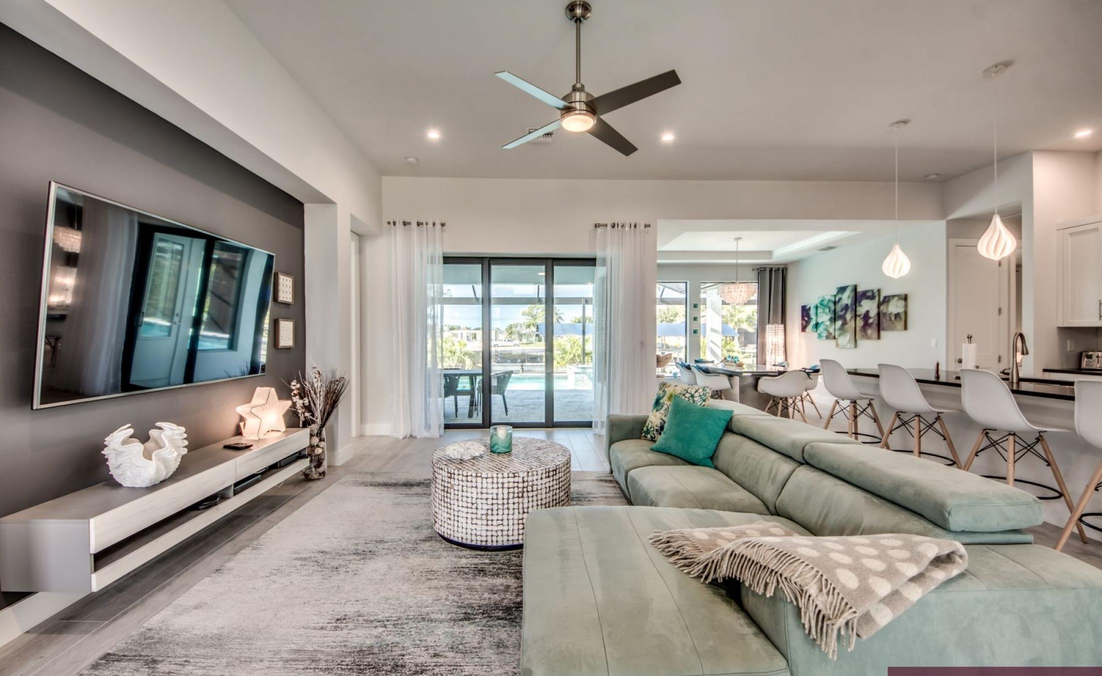 Villa am Wasser mit privatem Bootsdock und Bootslift bei Sonnenuntergang.