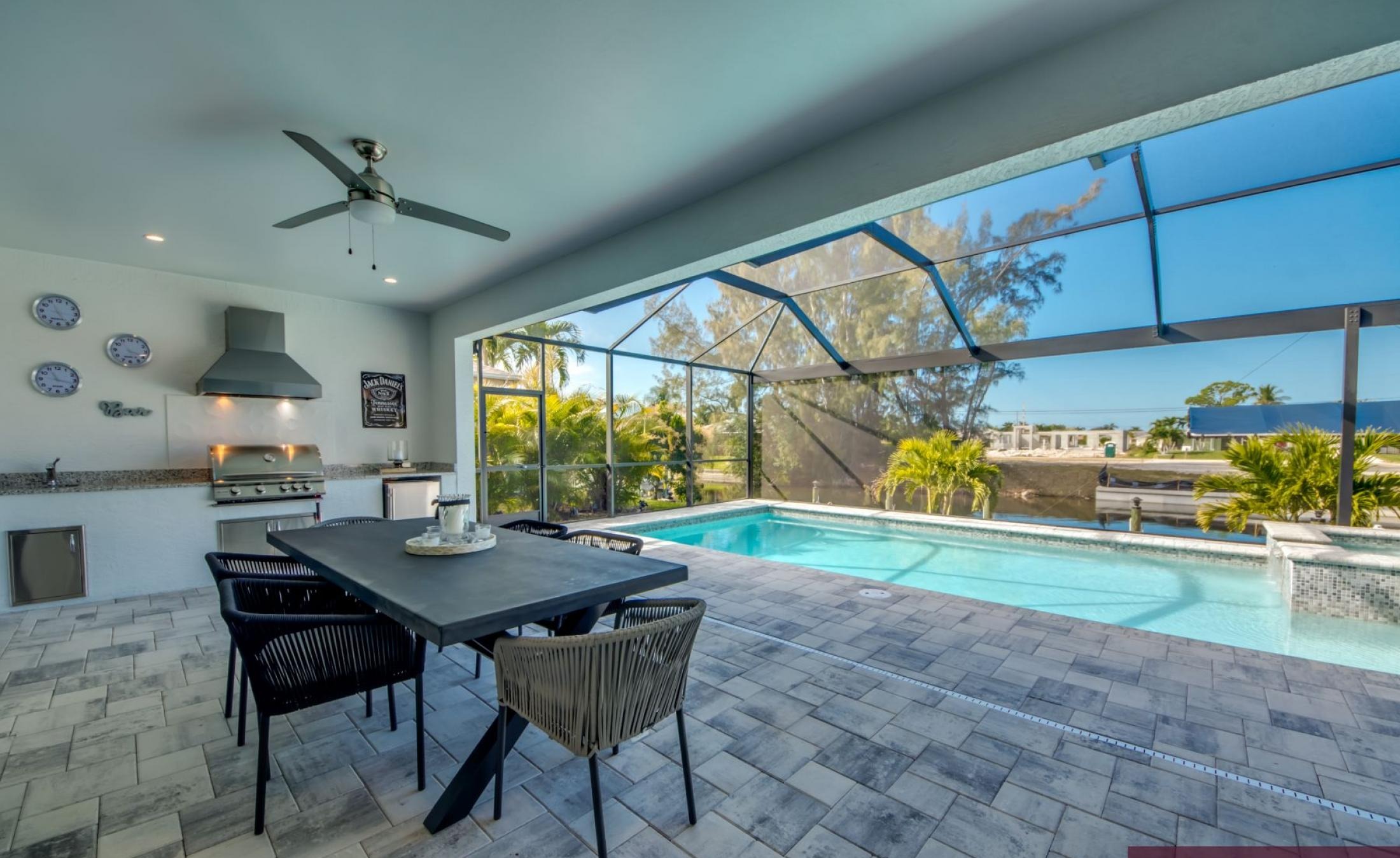 Elektrisch beheizter Pool mit Spa am Wasser, mit privatem Bootsdock und Bootslift.