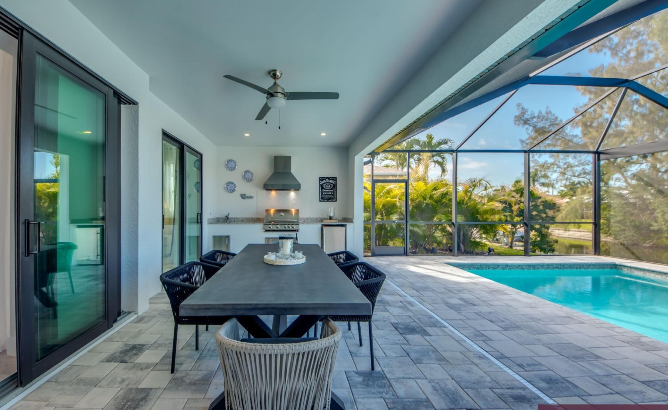 Westlich ausgerichtete Villa am Wasser mit privatem Bootsdock und Bootslift.