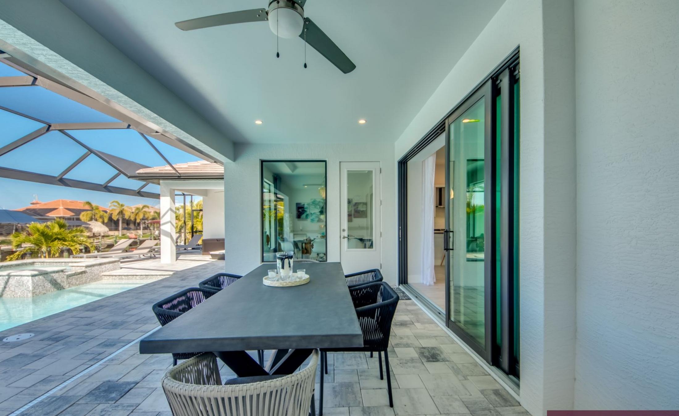 Elektrisch beheizter Pool mit Spa und Blick auf den Kanal.