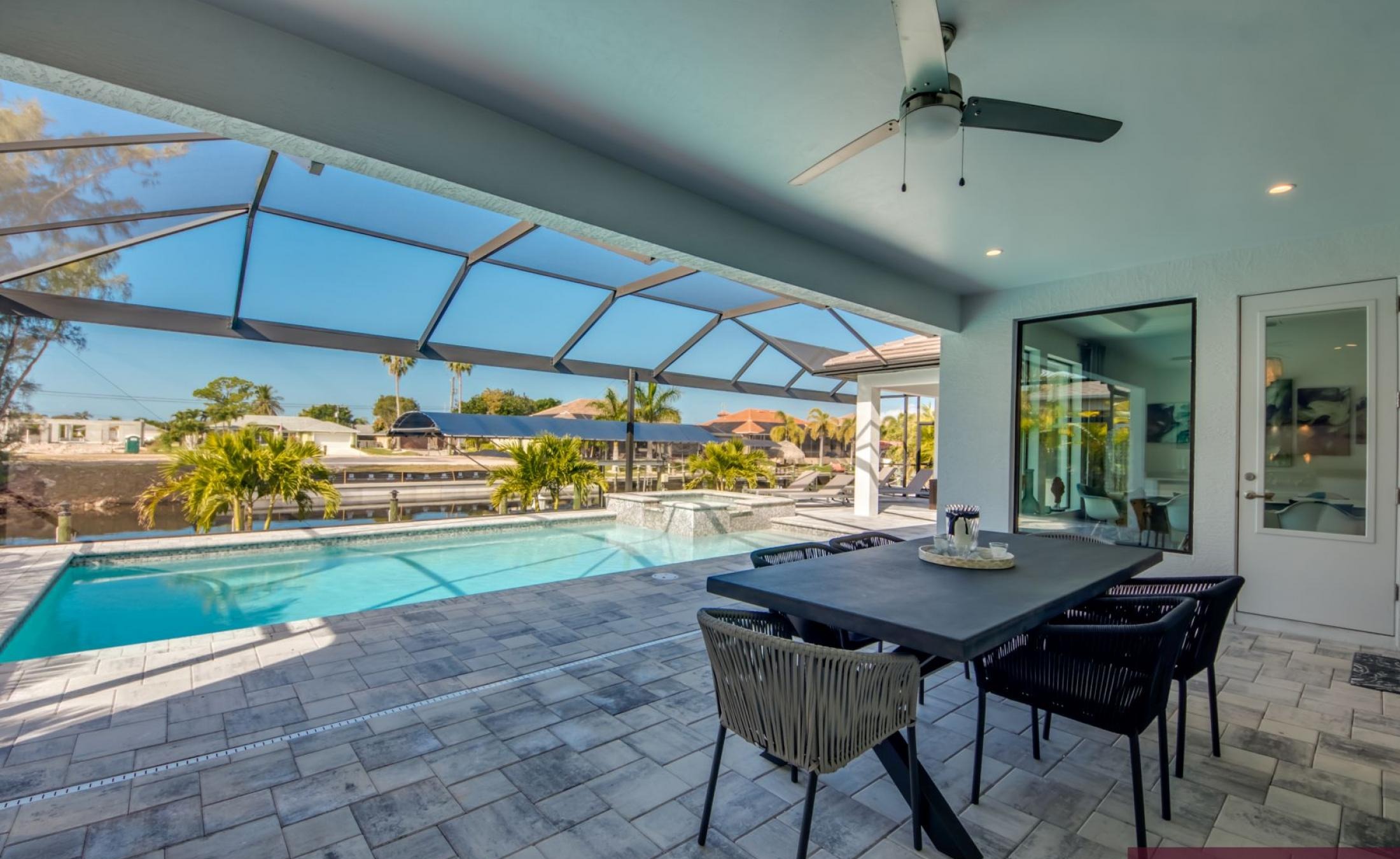 Privates Bootsdock mit Bootslift am Wasserkanal.