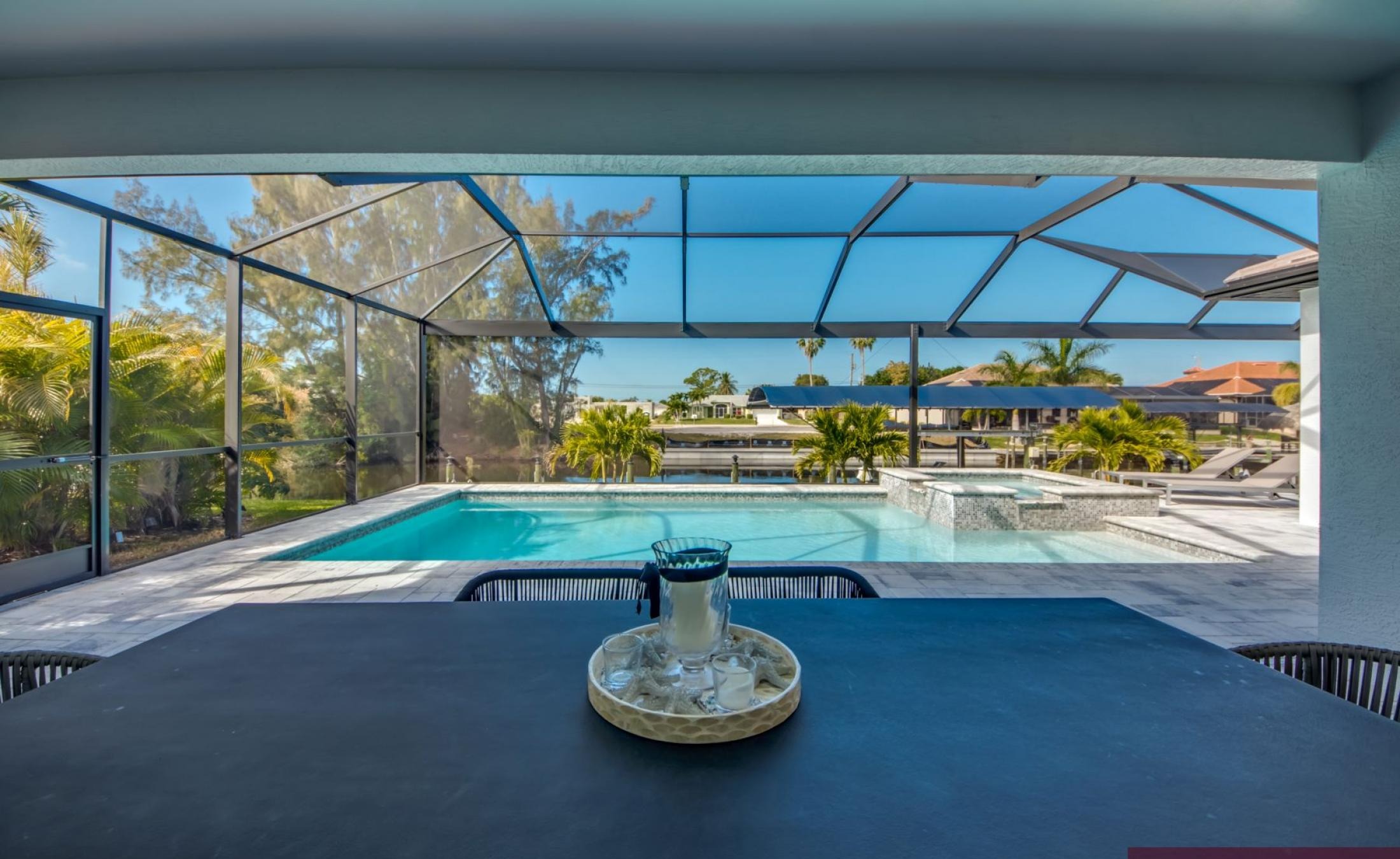 Privater Bootssteg mit Bootslift am Kanal in Westlage.