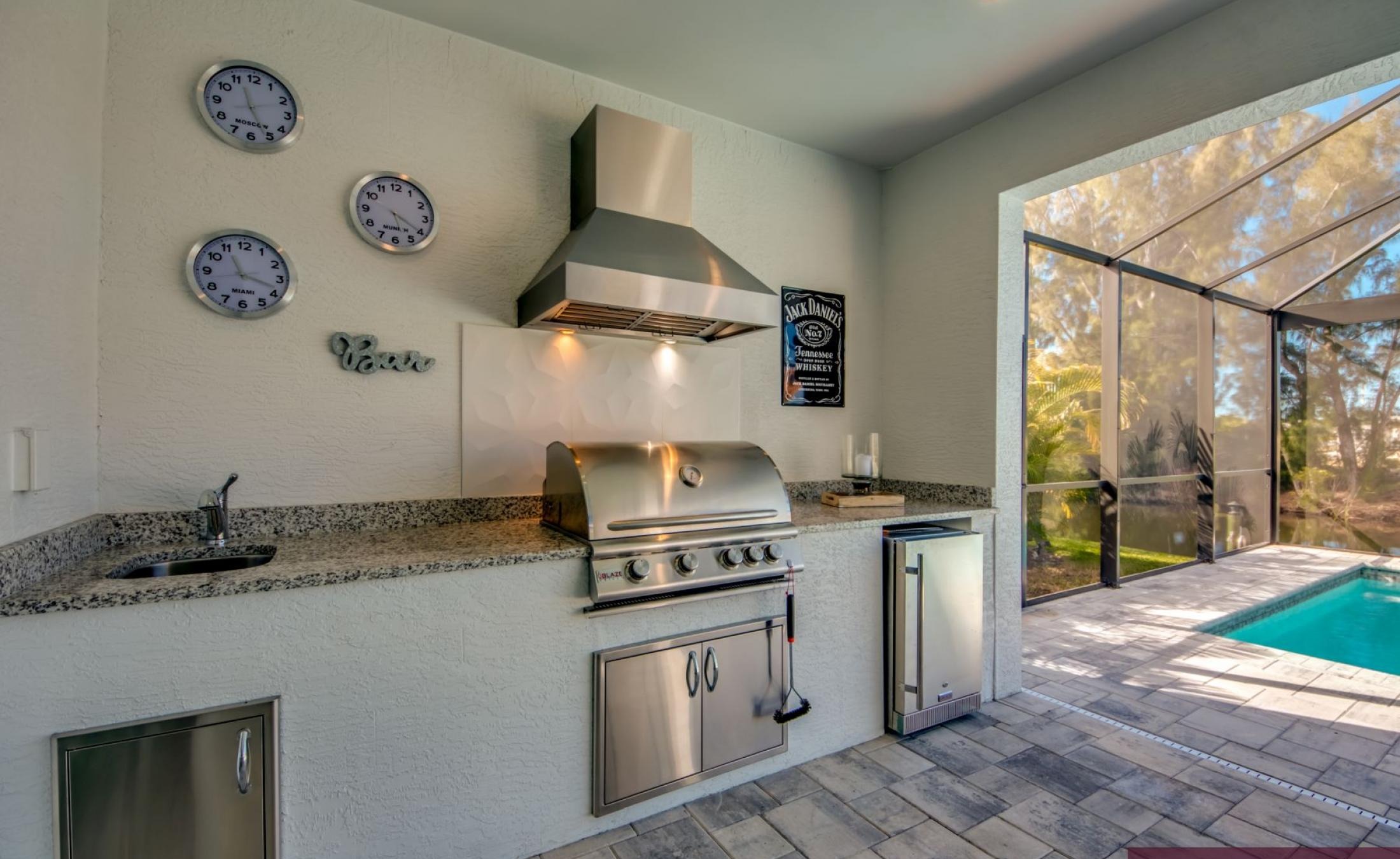 Villa am Wasser mit privatem Bootsdock und Bootslift bei Sonnenuntergang.