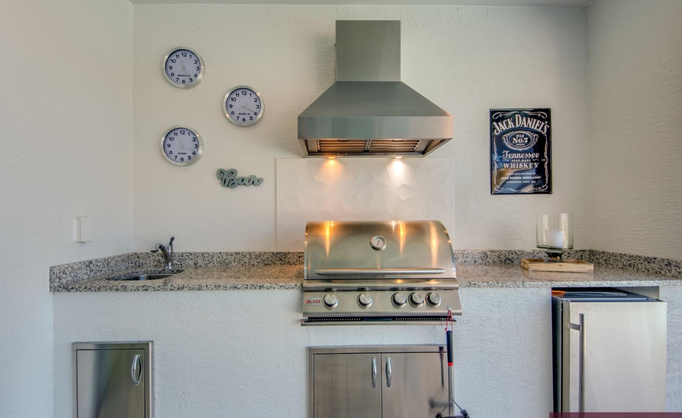 Außenansicht der Villa am Wasser mit Pool, Spa und privatem Bootsdock mit Lift.