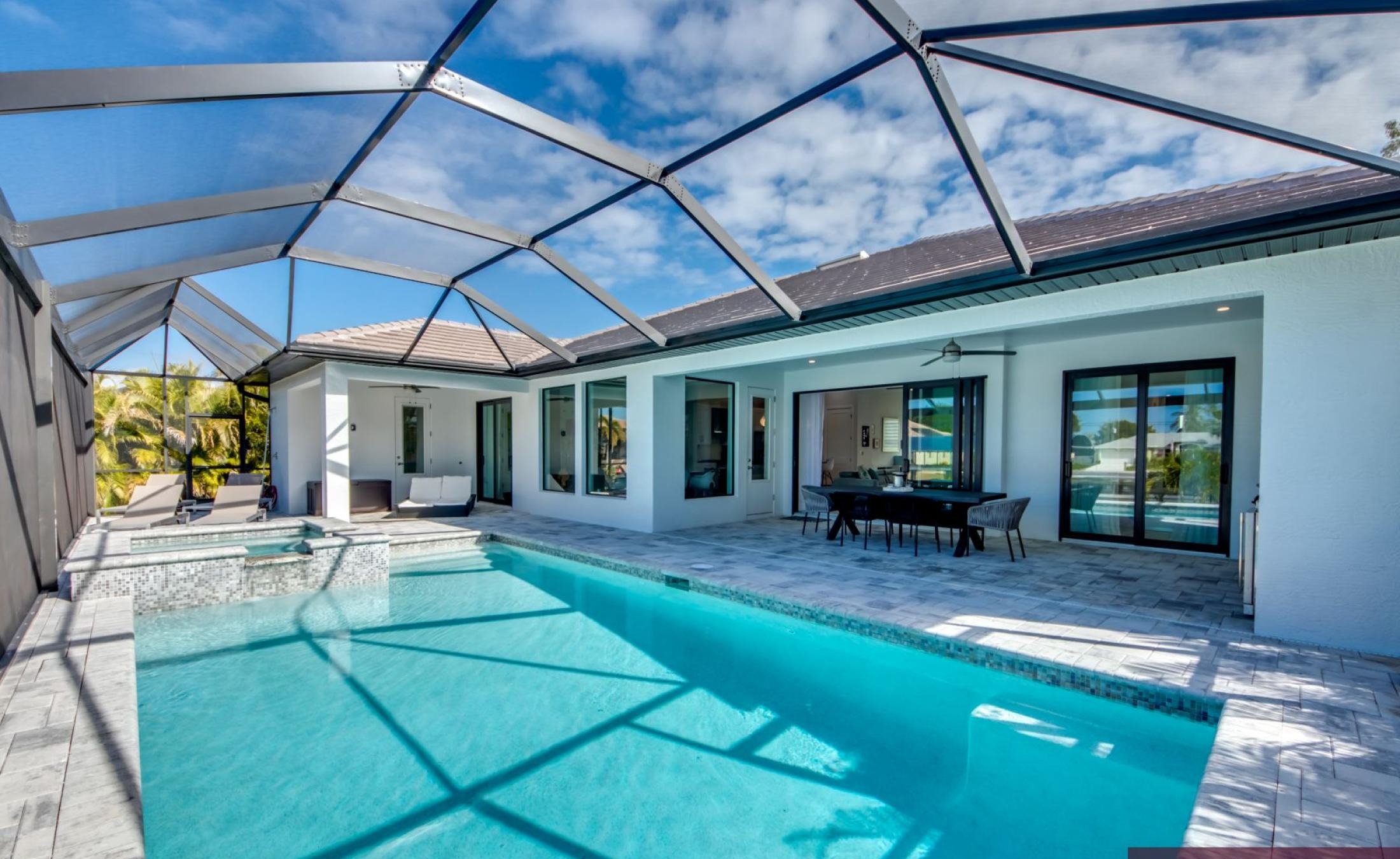 Privates Bootsdock mit Bootslift am Kanal (Gulf Access).