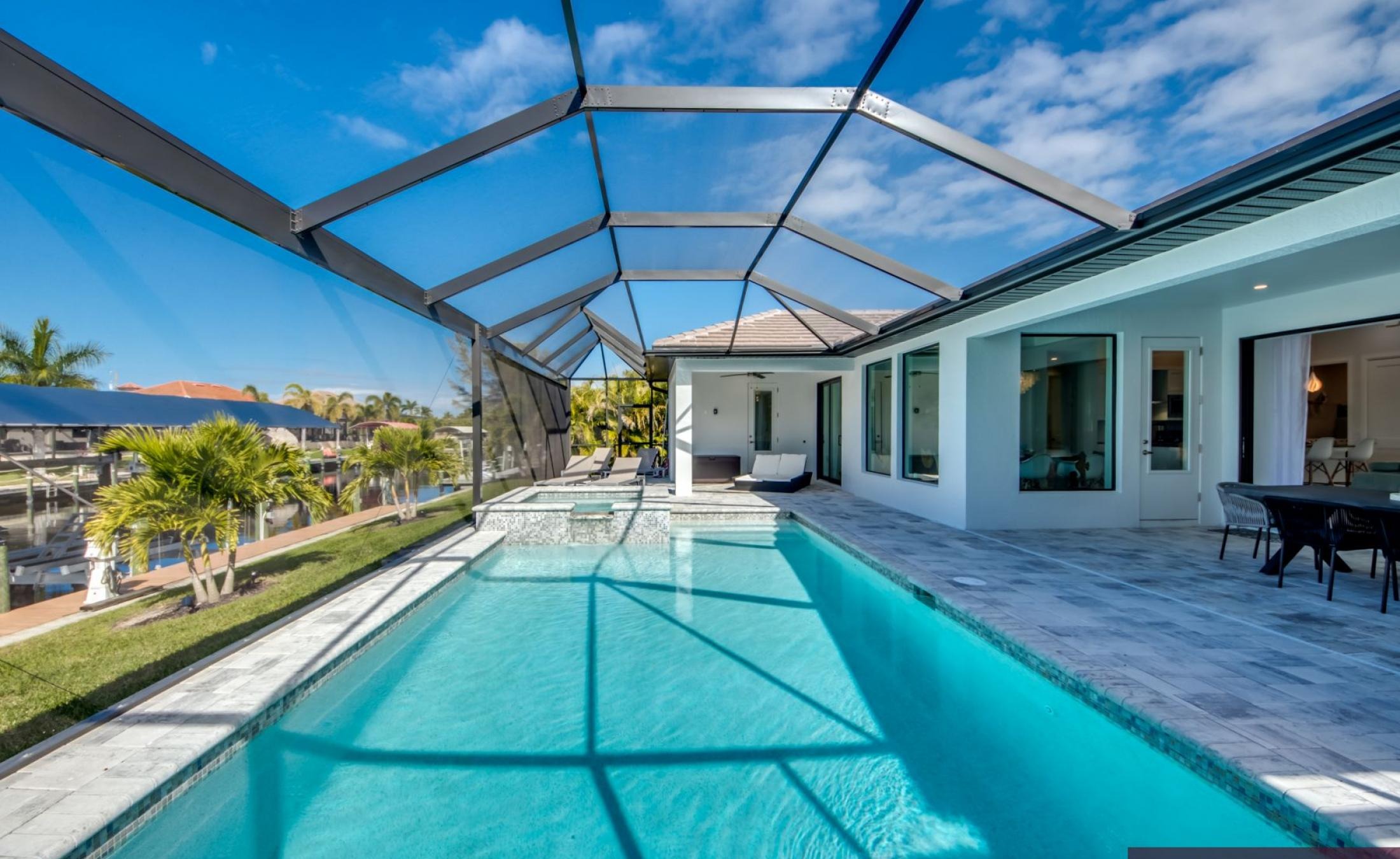 Pool- und Spa-Bereich am Wasser mit Bootsdock und Lift in Westlage.