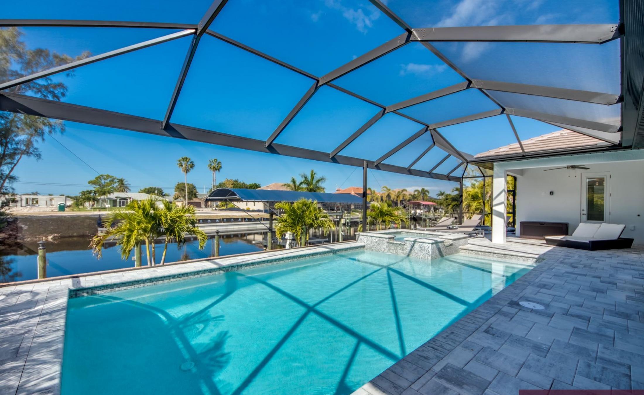 Privates Bootsdock mit Bootslift am Kanal (Gulf Access).