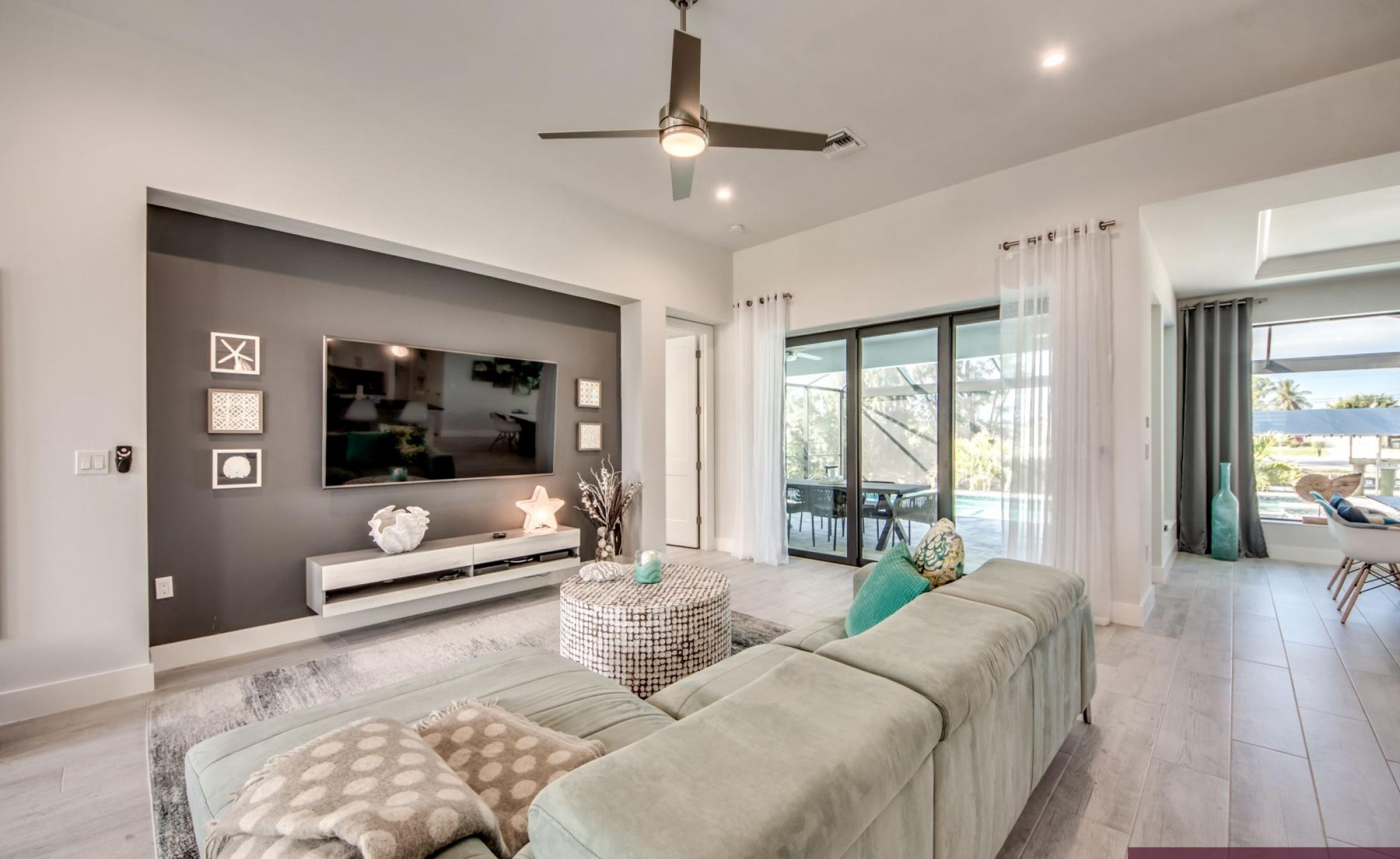 Privates Bootsdock mit Bootslift am Kanal in Westlage.