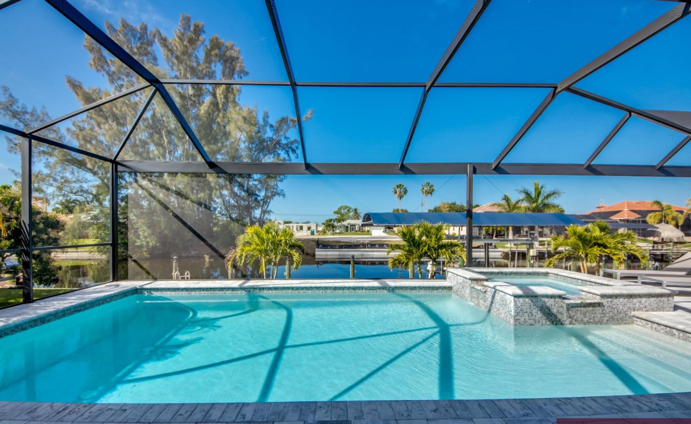 Privates Bootsdock mit Bootslift am Wasserkanal in Westlage.