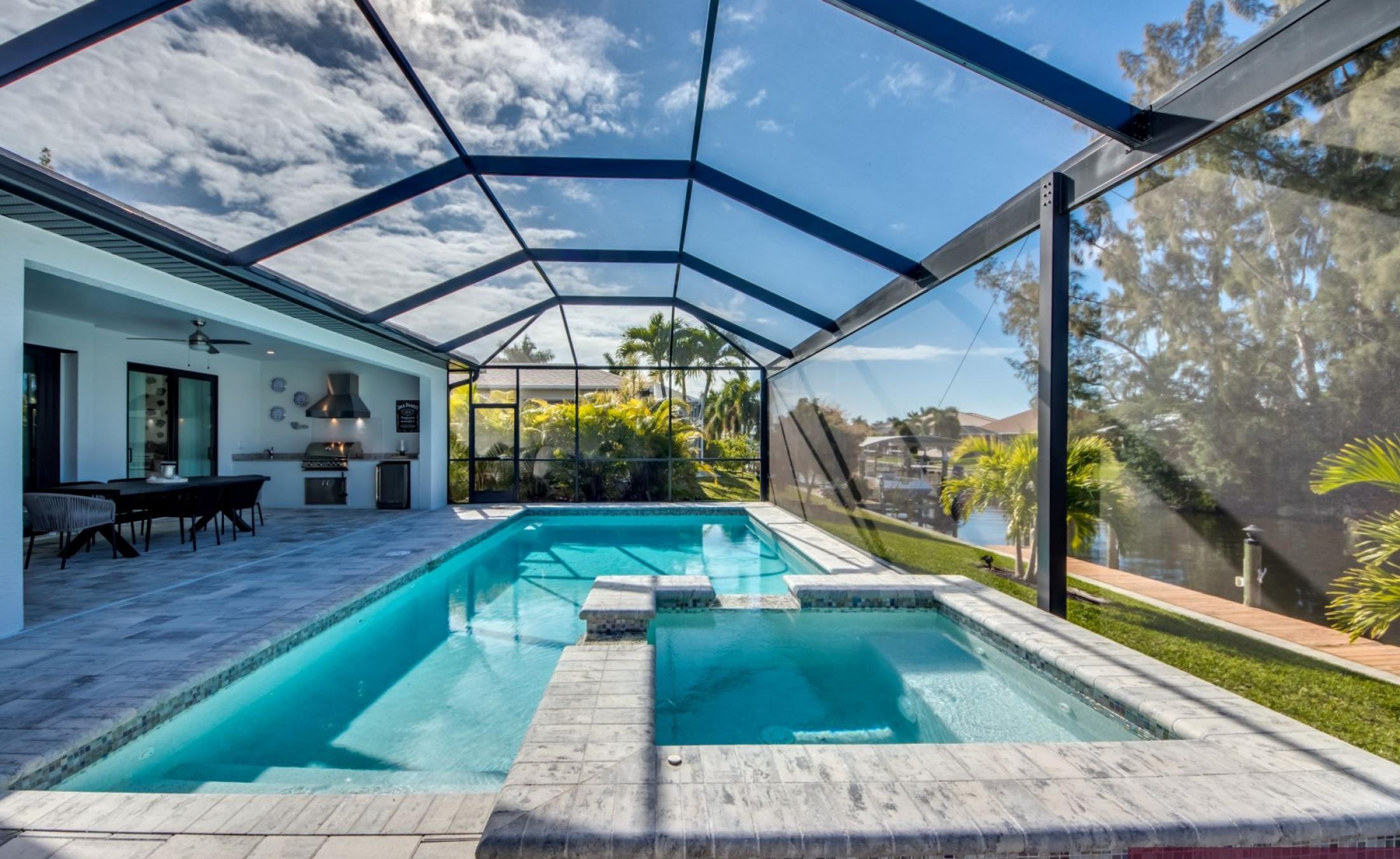 Privates Bootsdock mit Bootslift am Wasser (Gulf Access).