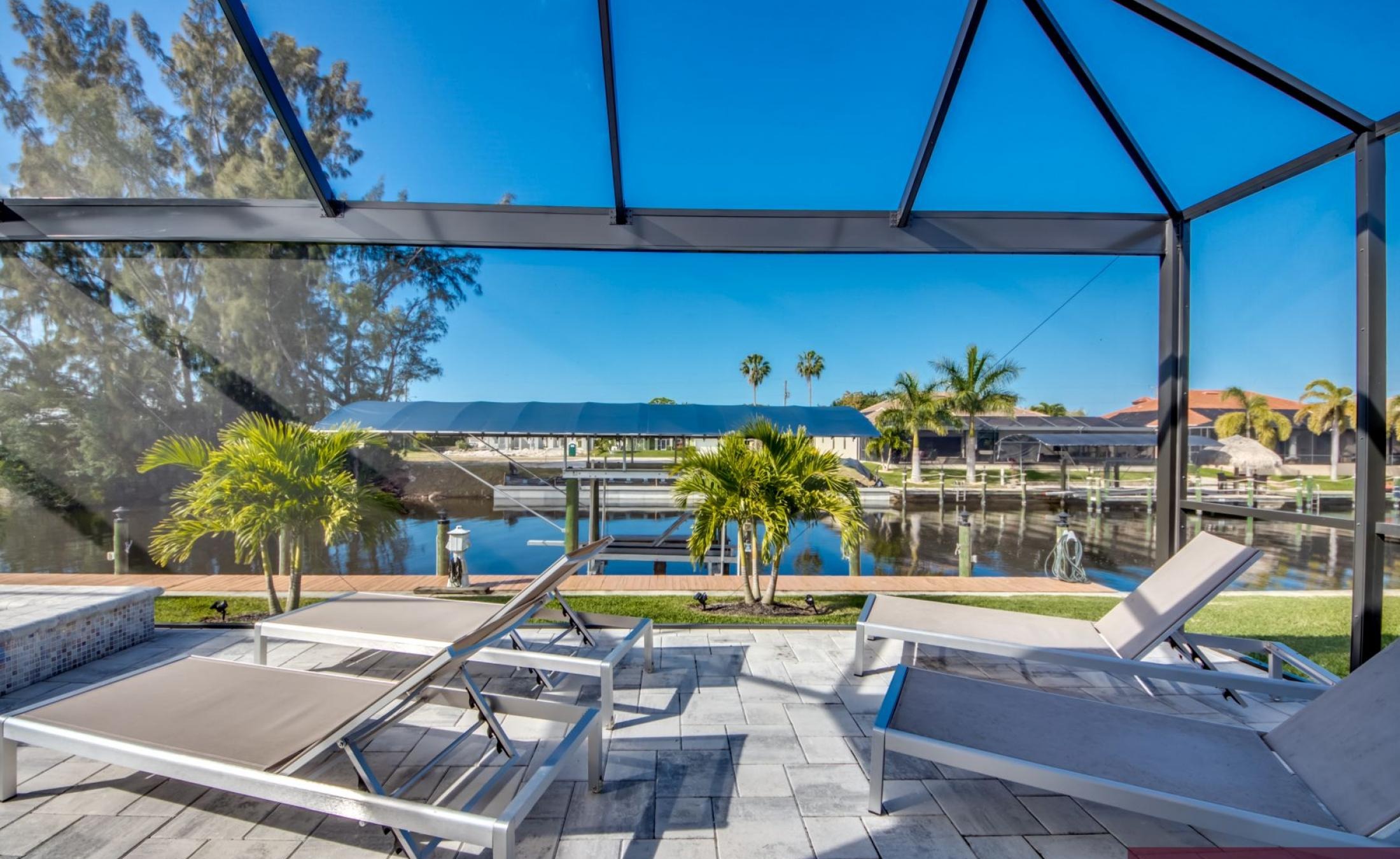 Elektrisch beheizter Pool mit Spa und Blick auf den Kanal.