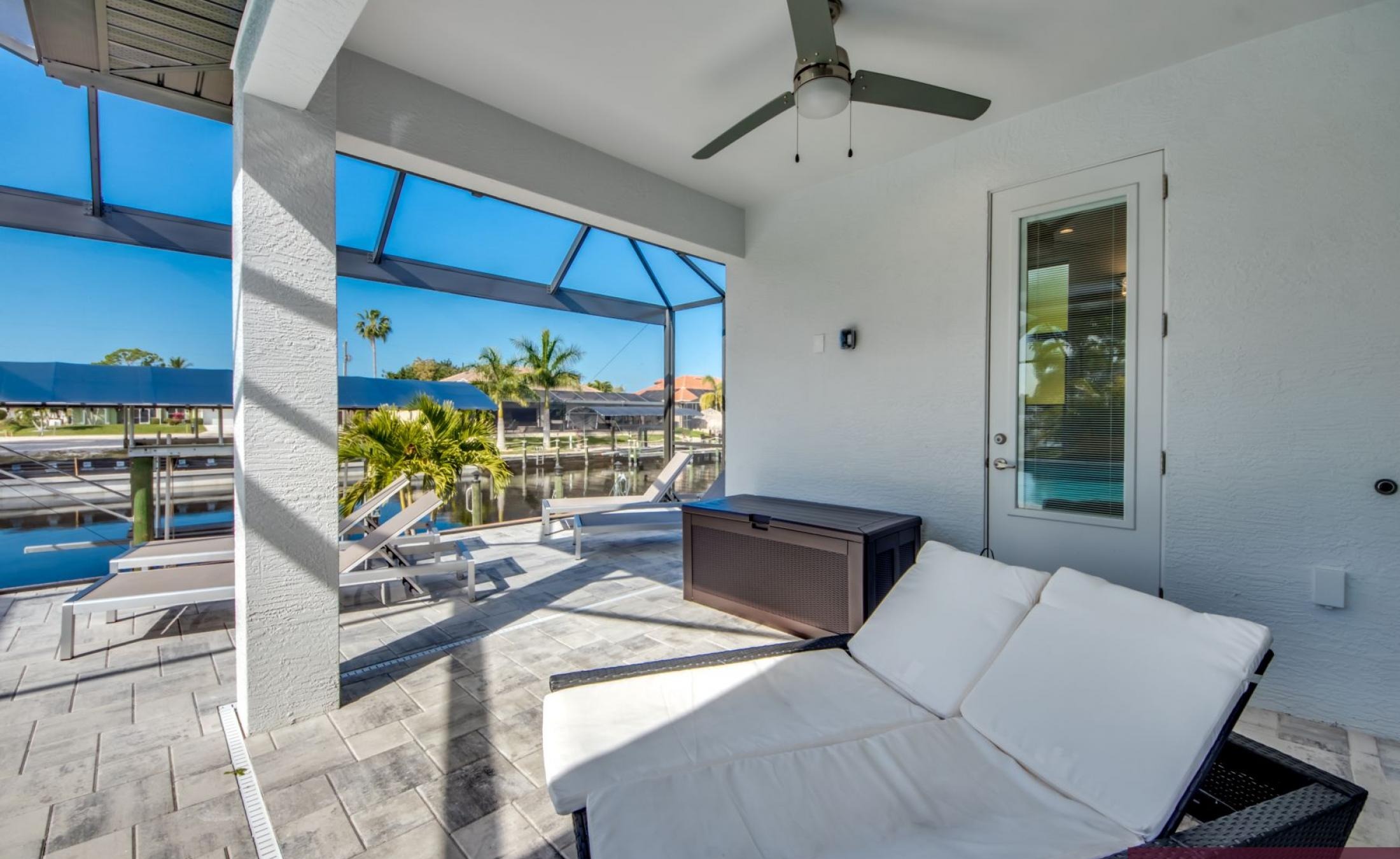 Privates Bootsdock mit Bootslift am Kanal in Westlage.