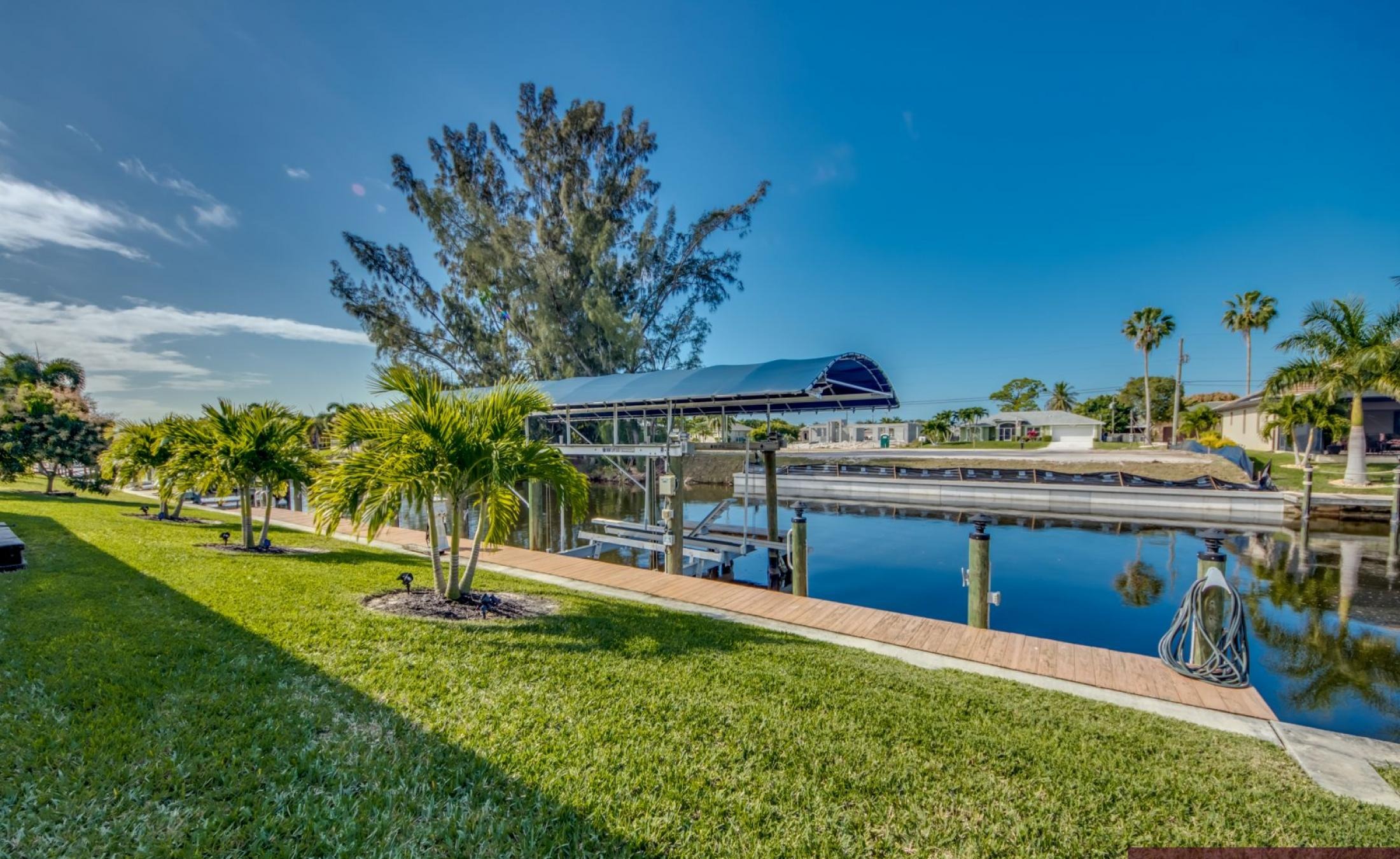 Pool und Spa mit Blick auf den Kanal und privatem Bootsdock.