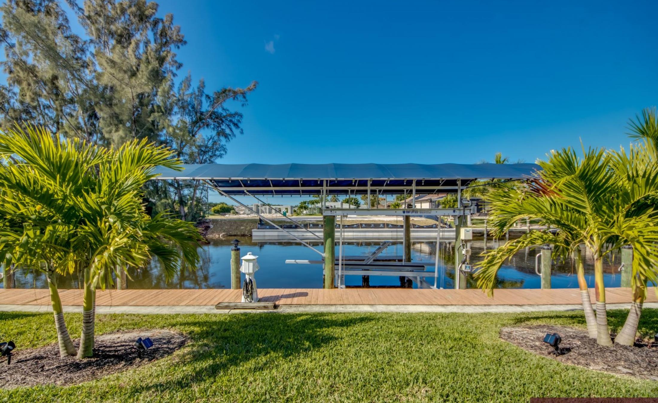 Privates Bootsdock mit Bootslift am Kanal (Gulf Access).