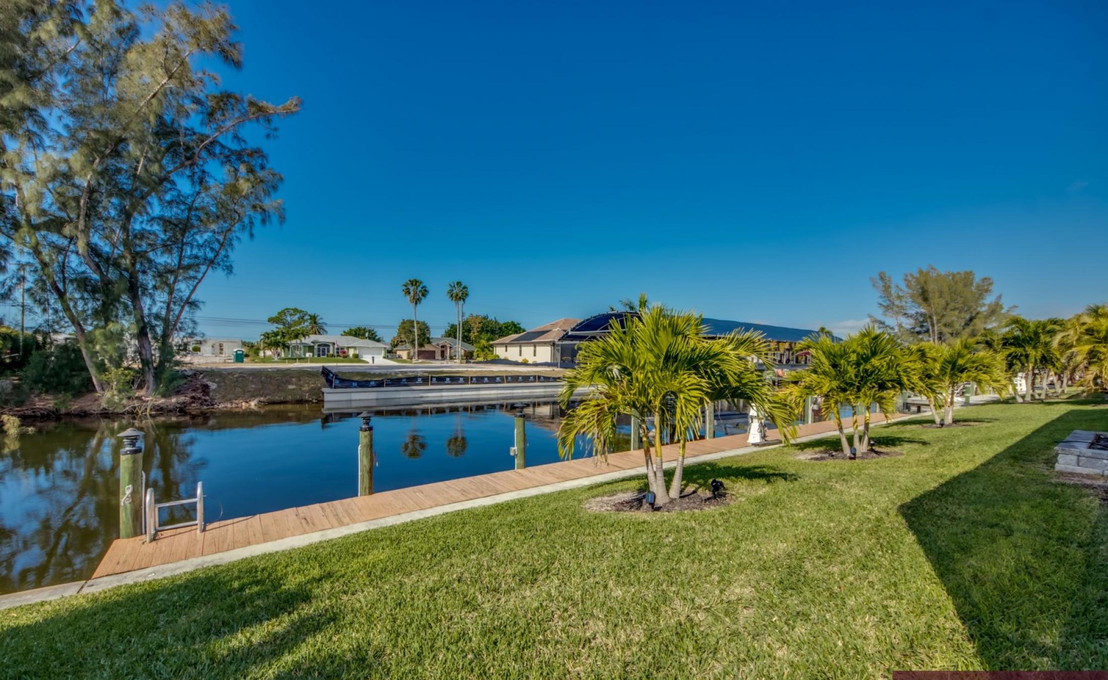 Privates Bootsdock mit Bootslift am Wasserkanal in Westlage.