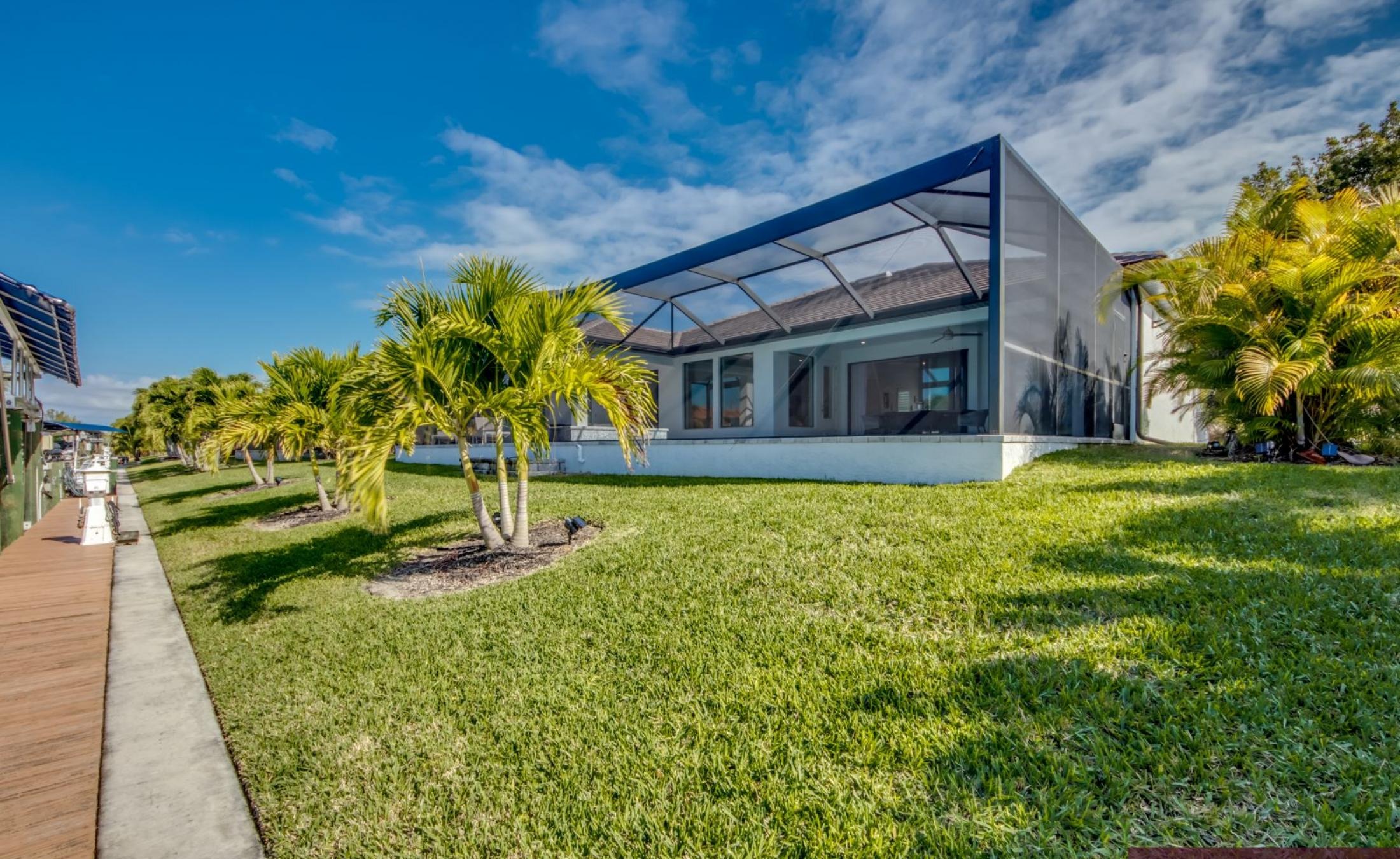 Privates Bootsdock mit Bootslift am Kanal in Westlage.